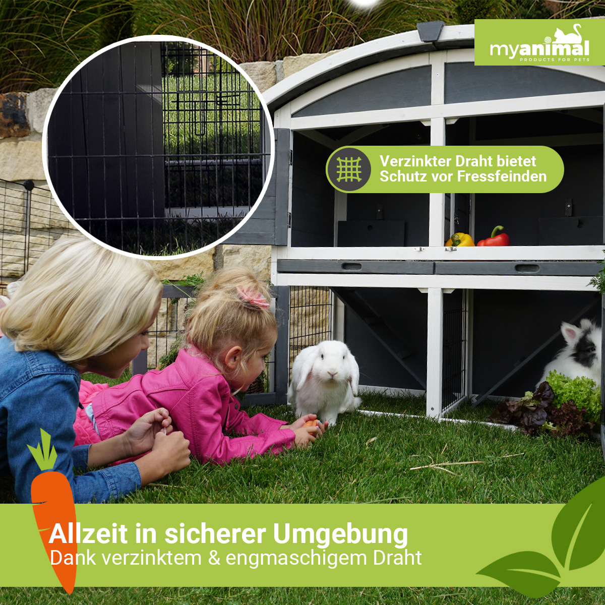 Zwei Kinder schauen zwei Kaninchen in einem sicheren Außengehege mit Karotte und Text über sichere Umgebung zu.