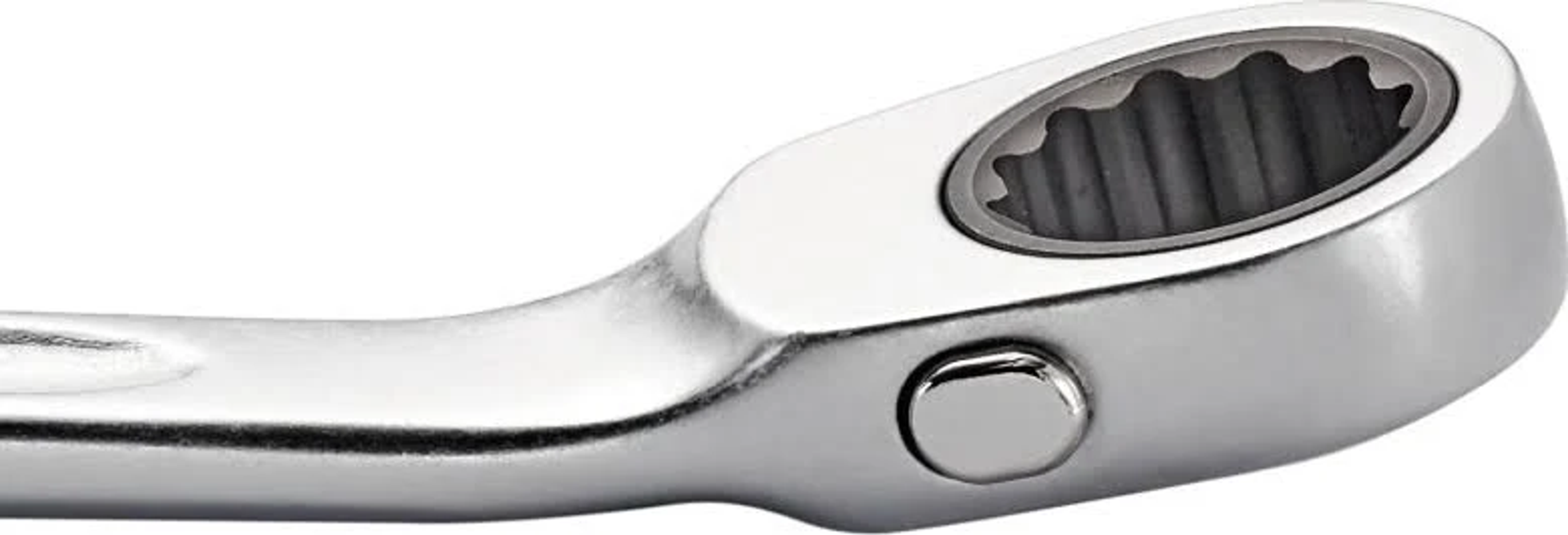 Primer plano de una llave de carraca plateada. La cabeza tiene dientes. La herramienta está en ángulo.