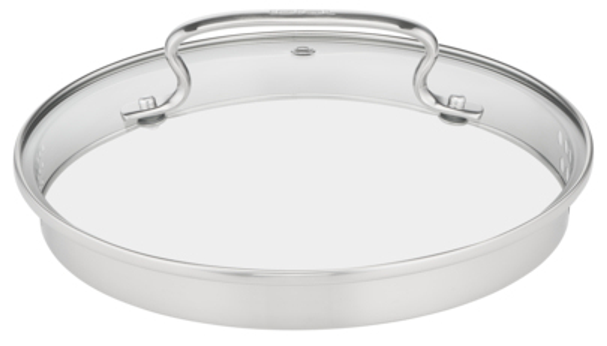 Una tapa de vidrio para una olla. Tiene un borde y mango plateados. Fondo blanco.