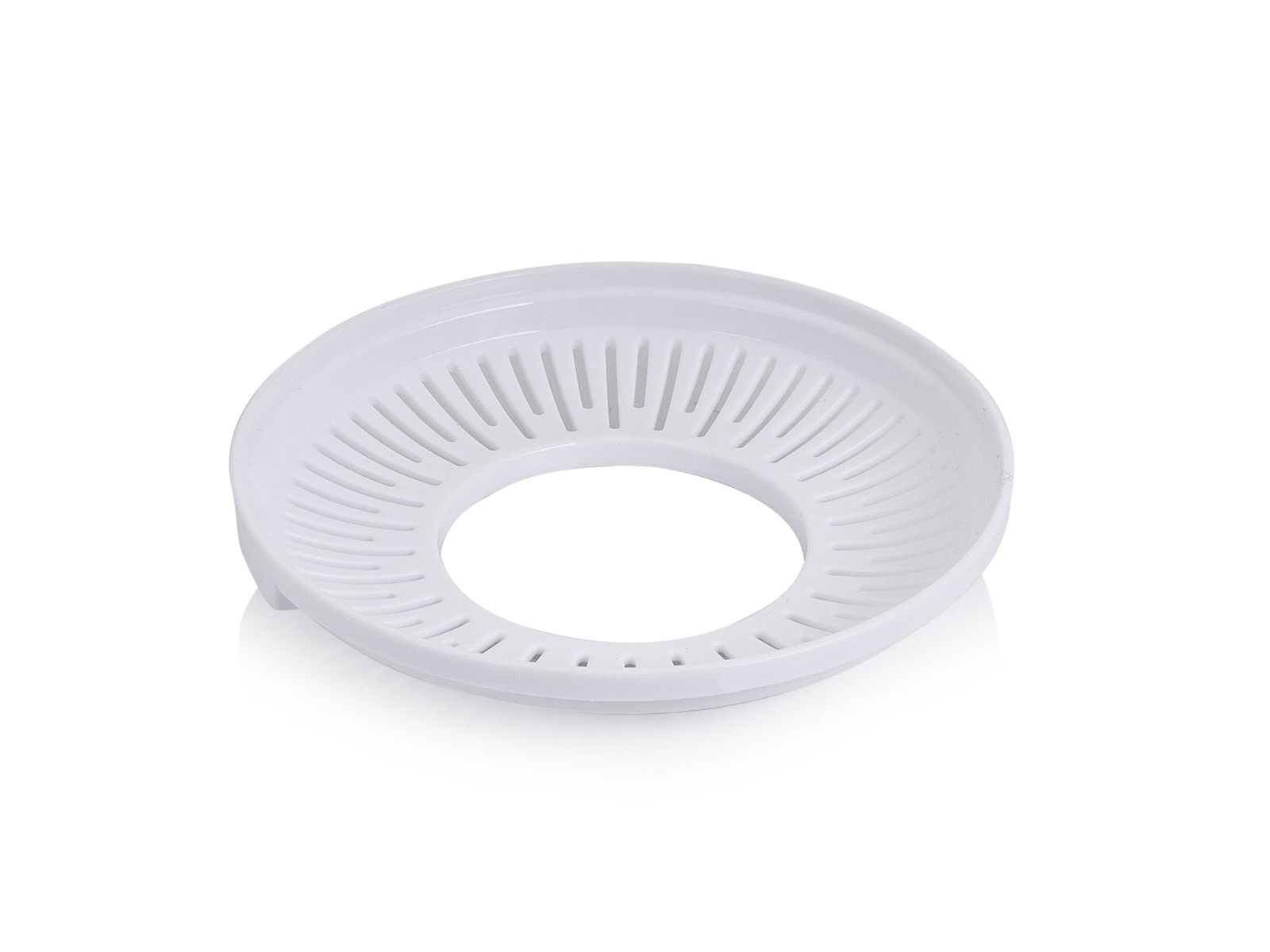 Białe plastikowe sitko o okrągłym kształcie z wieloma małymi otworami.