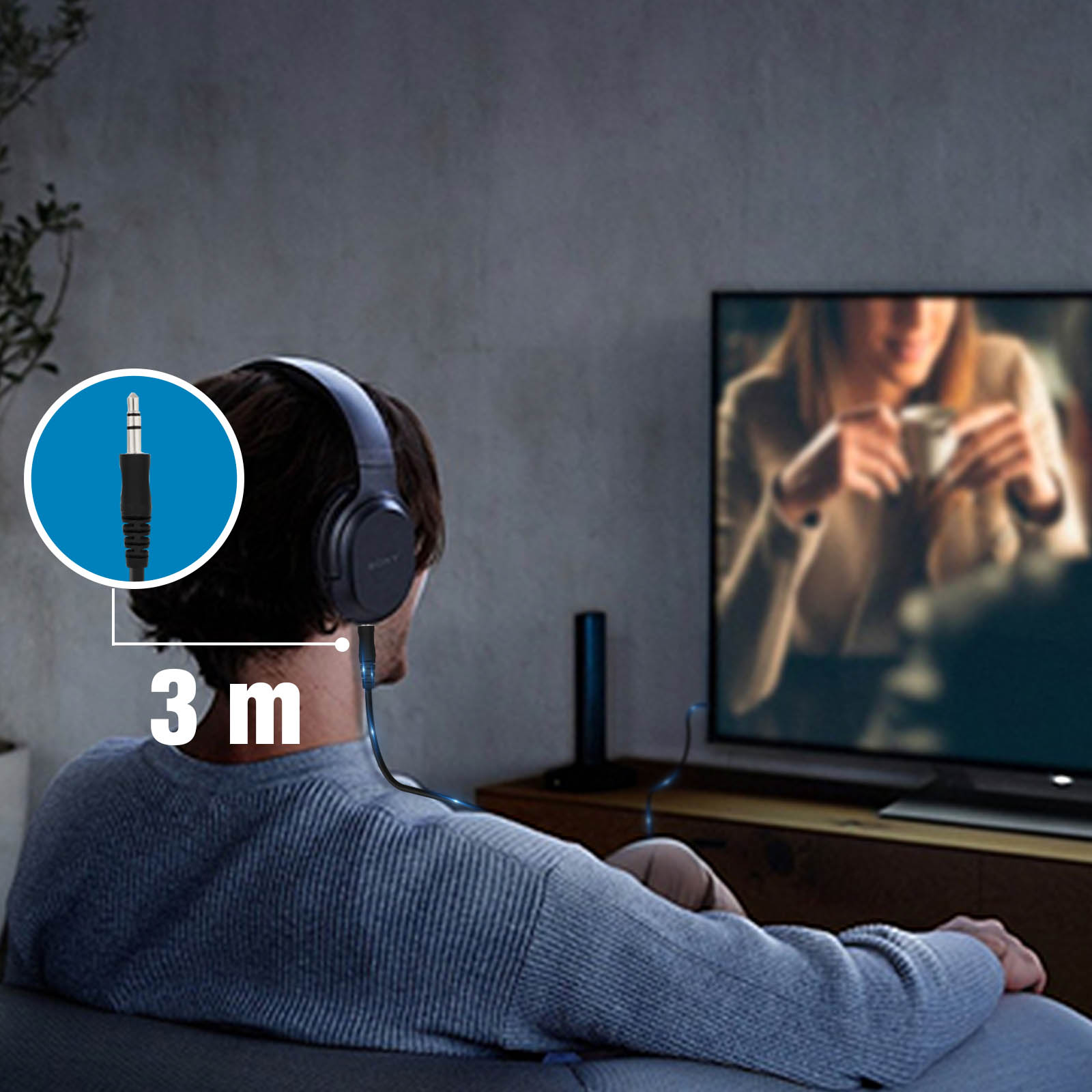 Un uomo con le cuffie che guarda la TV. Un cavo da 3 m collega le cuffie alla TV.