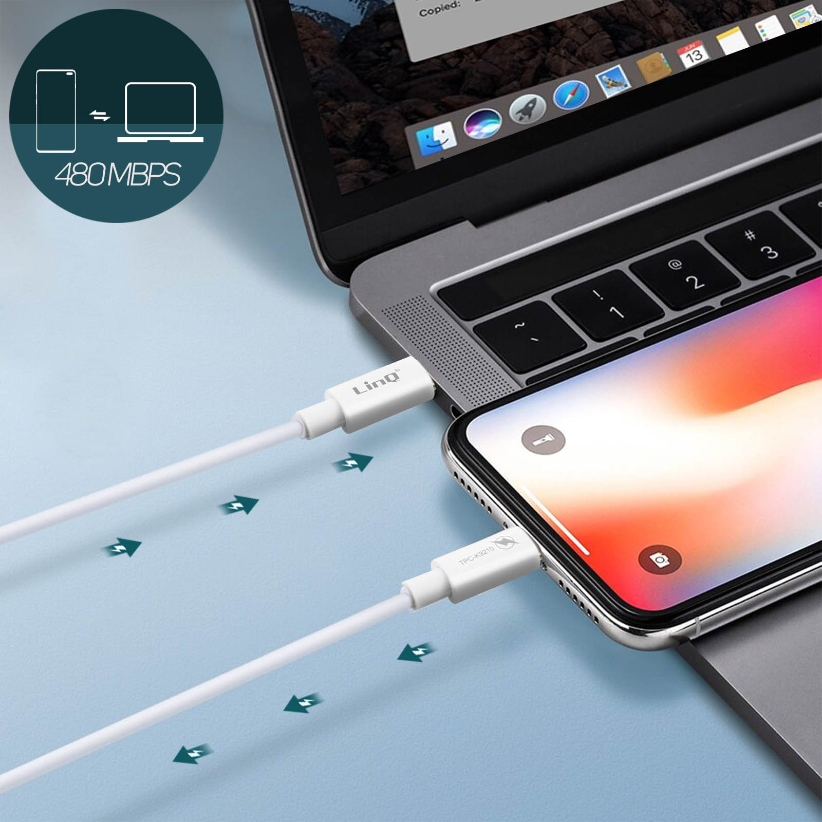 Ein Telefon und ein Laptop, die durch ein weißes Ladekabel verbunden sind. Das Telefon zeigt einen Startbildschirm.
