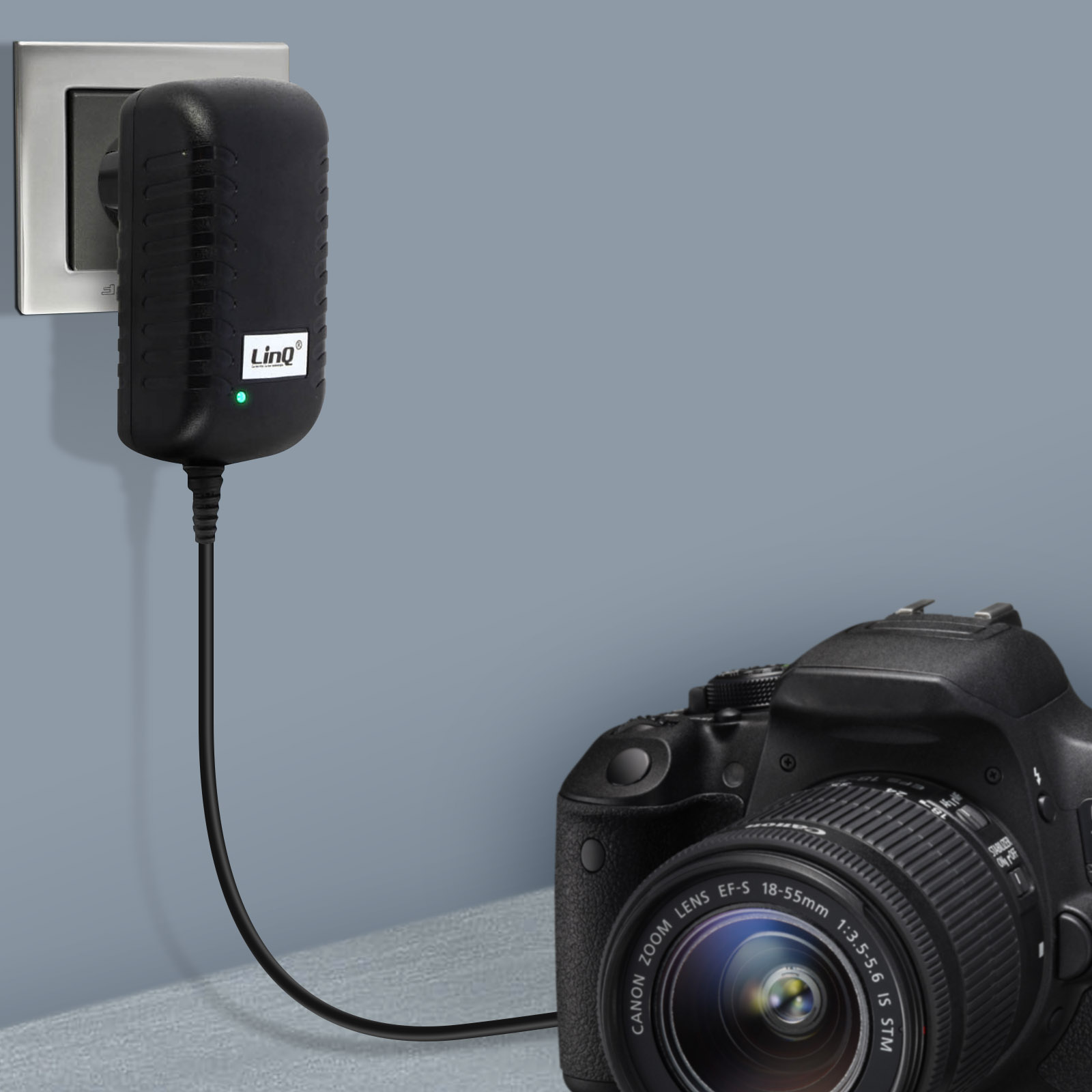 Caricabatterie per fotocamera collegato a una presa a muro, con una fotocamera in primo piano.