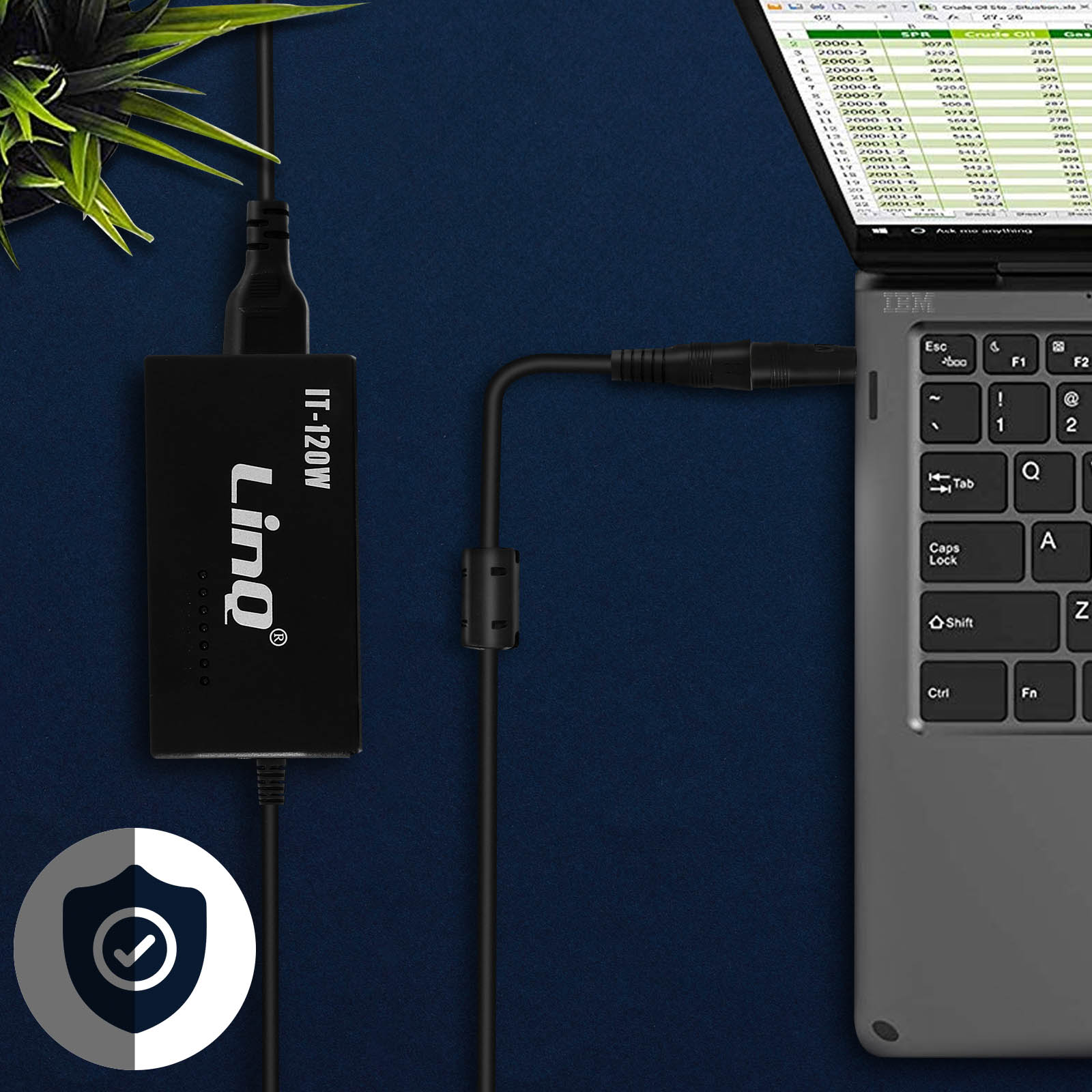Un dispositivo negro conectado a una laptop con un cable. Tiene un logotipo y está sobre una superficie azul oscuro.