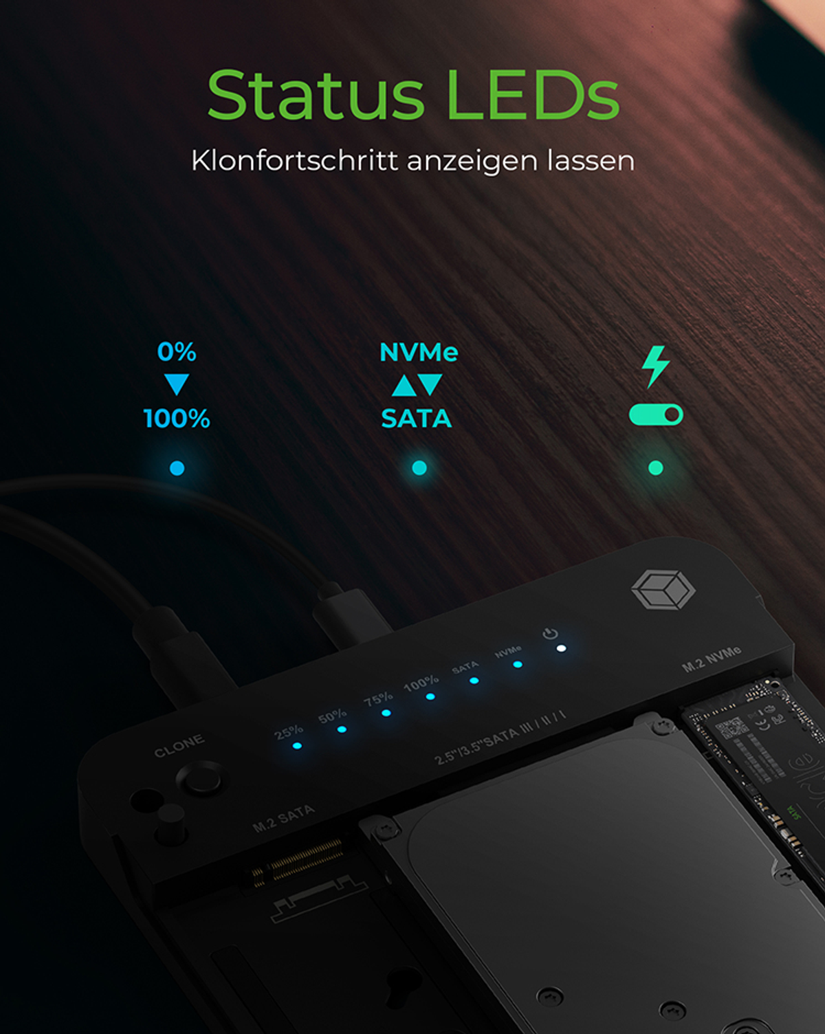 Gerät zum Klonen von Daten. Es hat mehrere Lichter, die den Fortschritt anzeigen. Enthält SATA- und NVMe-Steckplätze.
