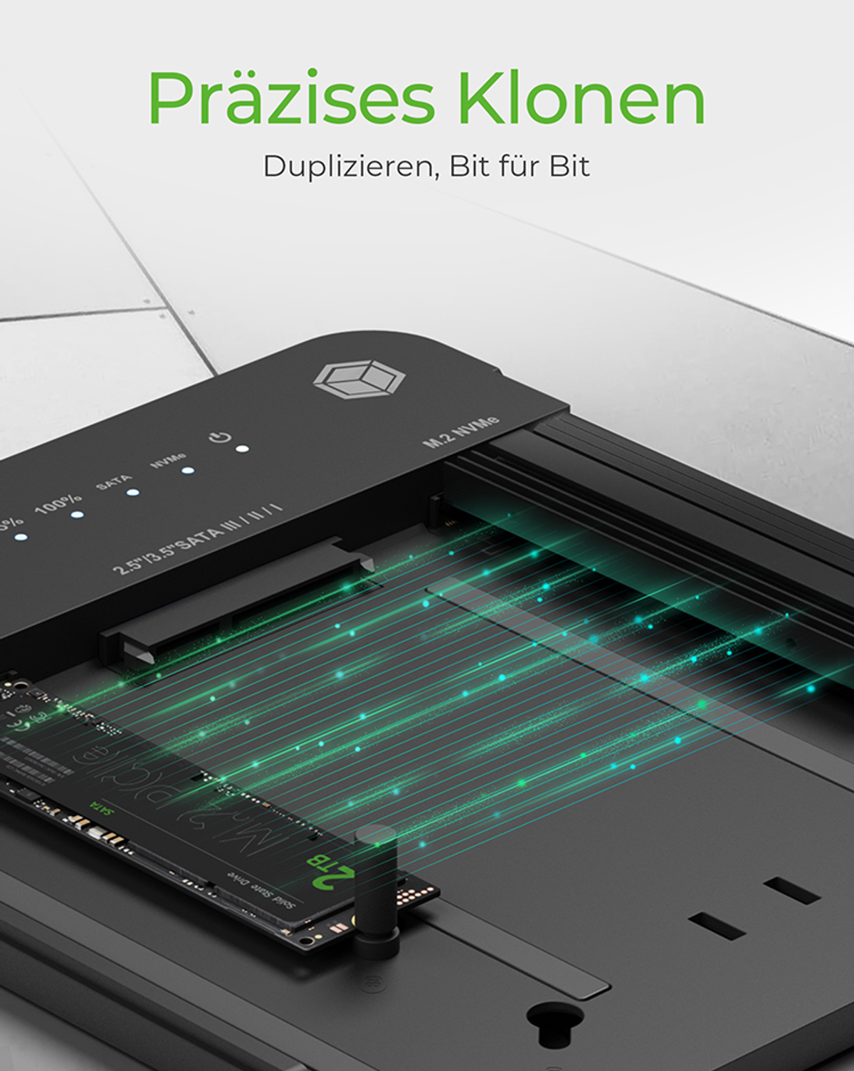 Schwarzes Gerät mit grünen Lichtern. Eine Leiterplatte wird in das Gerät eingesetzt. Grüne Linien.