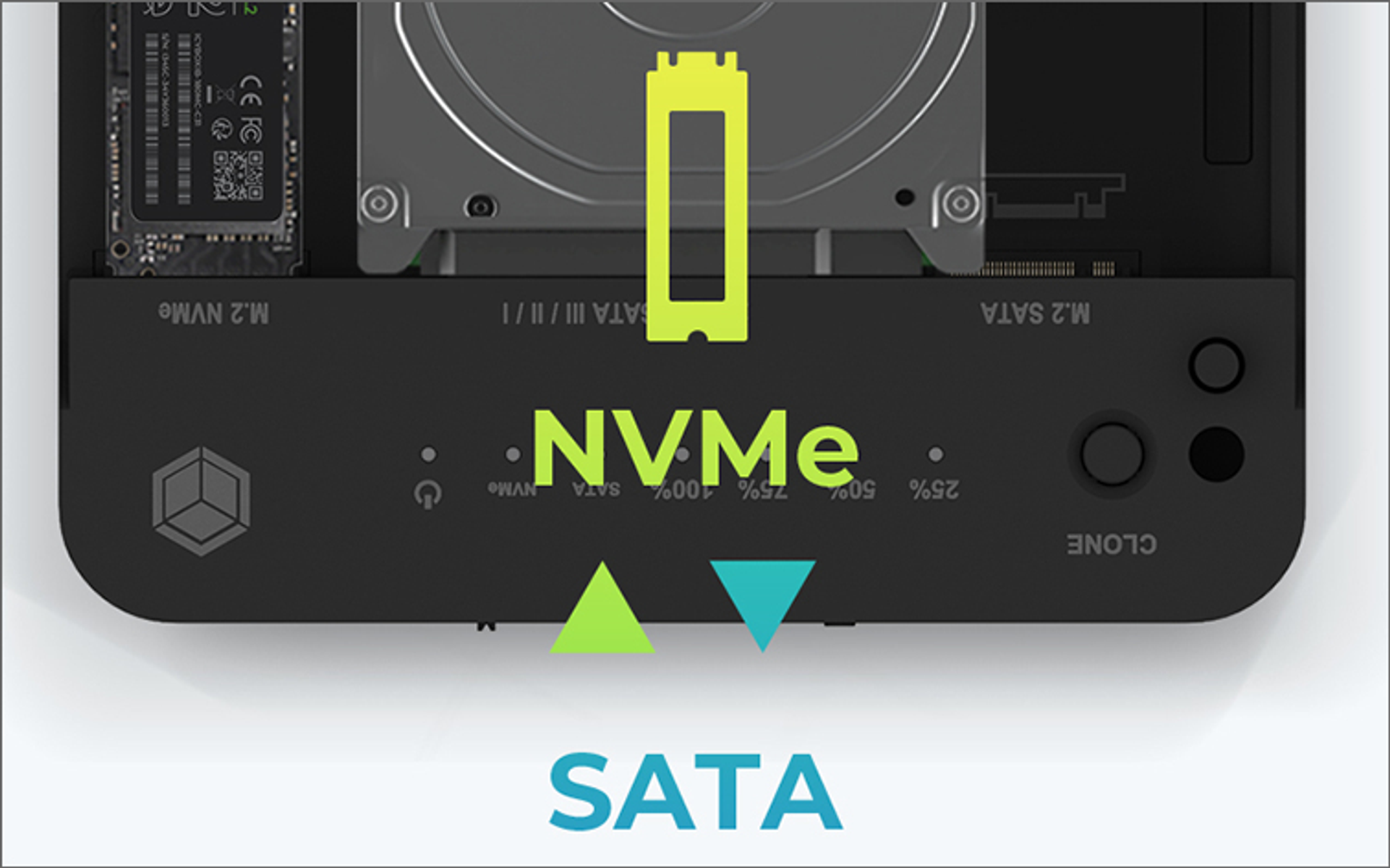 Nahaufnahme eines Geräts mit NVMe- und SATA-Beschriftungen, zeigt Layout und Komponenten.