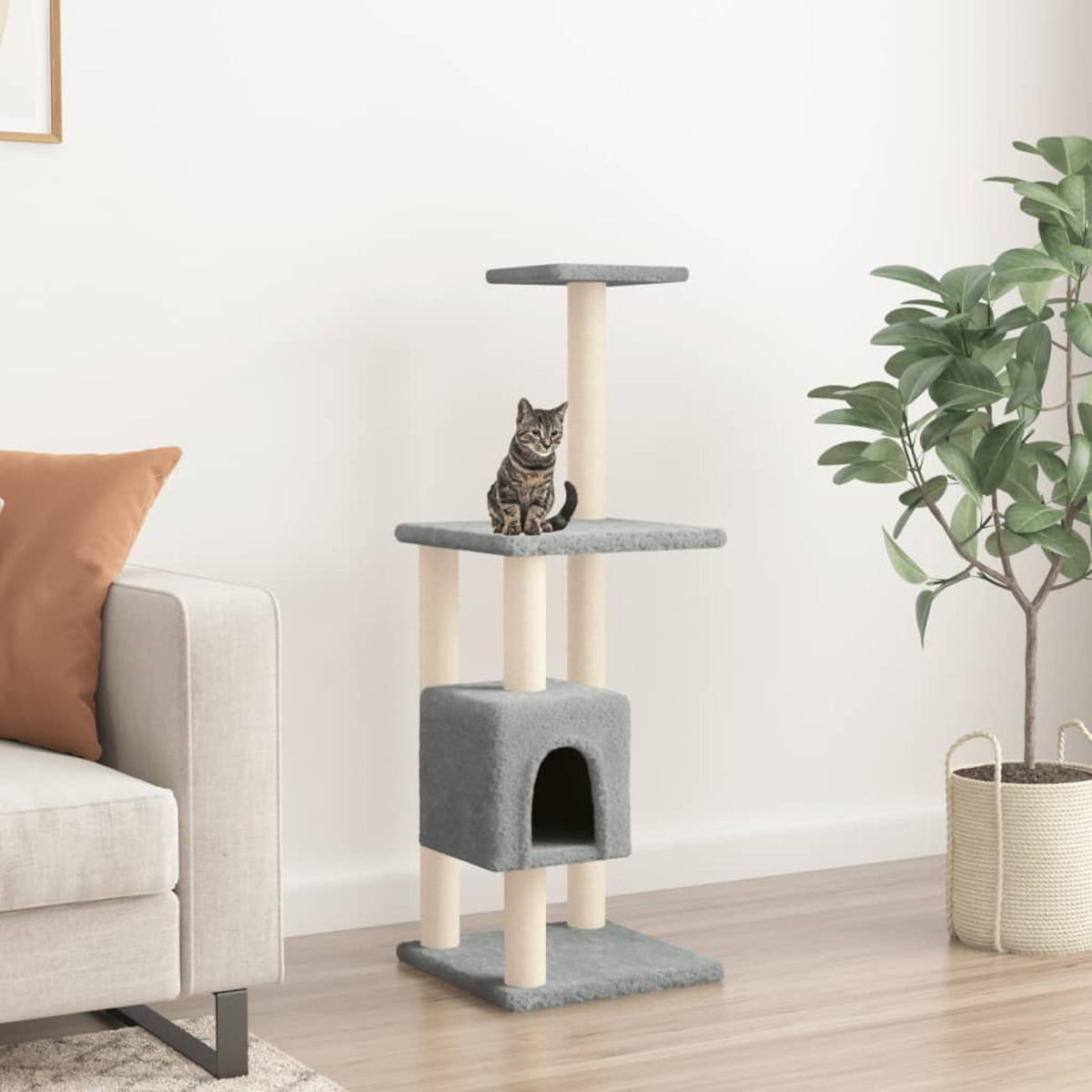 Katzenbaum mit Katze oben. Grau und Beige. Weißer Hintergrund.