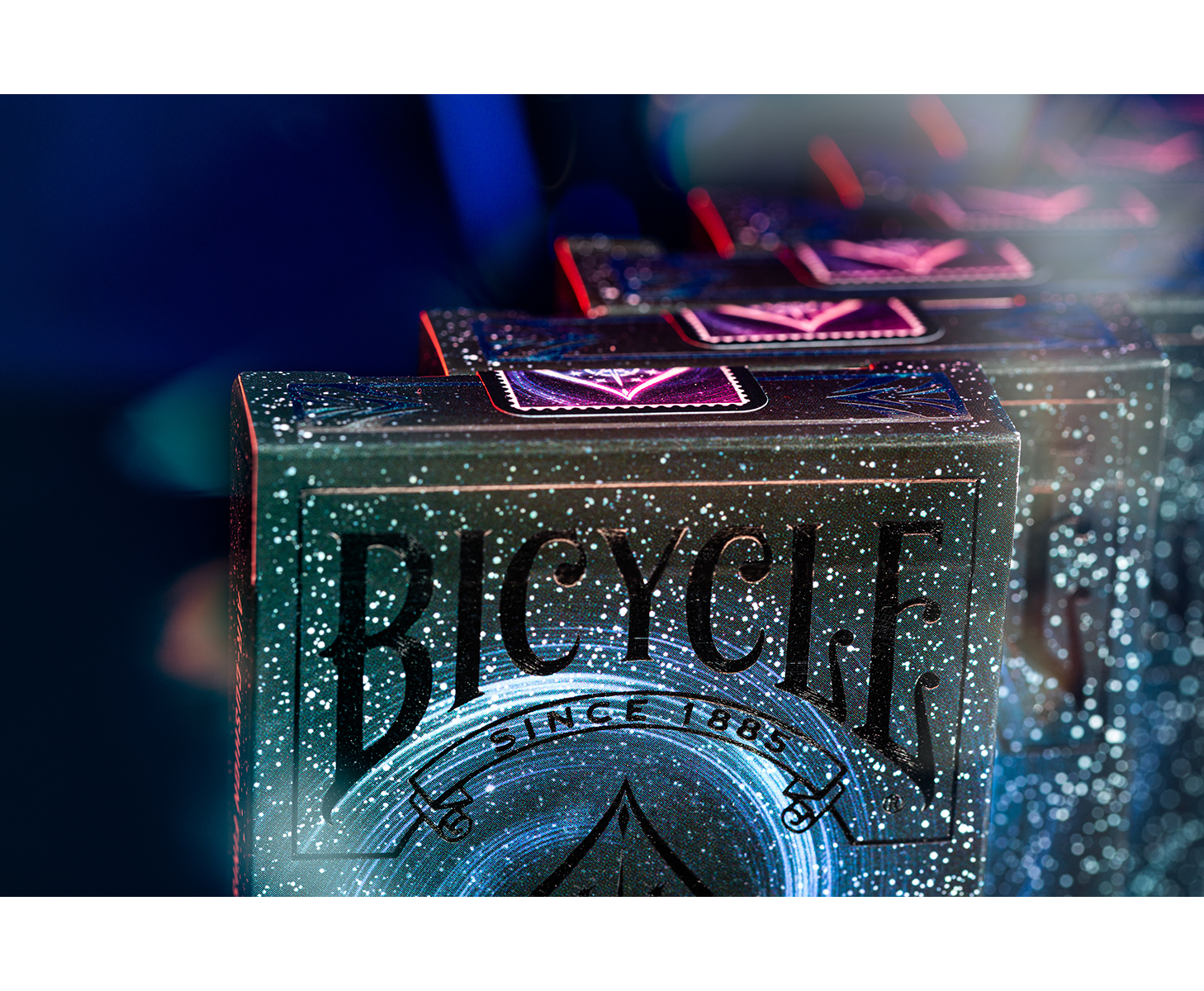 Spielkartenbox mit Bicycle-Logo. Die Box ist schwarz mit einem Galaxiedesign und weißen Sprenkeln.