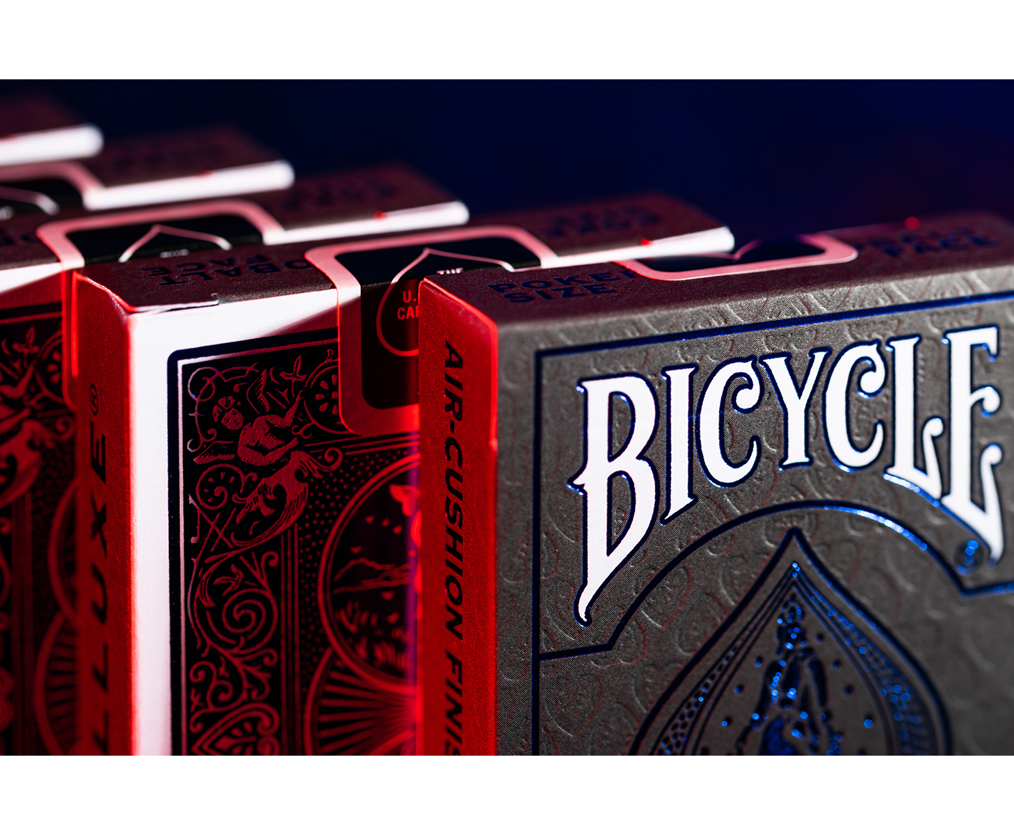 Nahaufnahme von Bicycle Spielkartenboxen. Die Boxen sind rot und schwarz mit weißem Text.