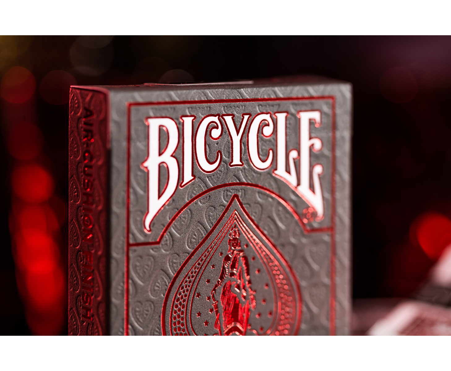 Nahaufnahme einer Bicycle-Spielkartenbox. Sie hat einen schwarzen Hintergrund mit roten Akzenten.