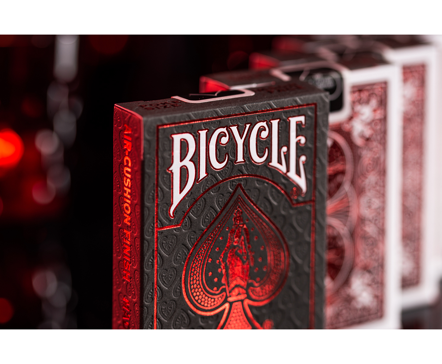 Nahaufnahme einer Bicycle-Spielkartenbox. Die Box ist schwarz mit roten Details.