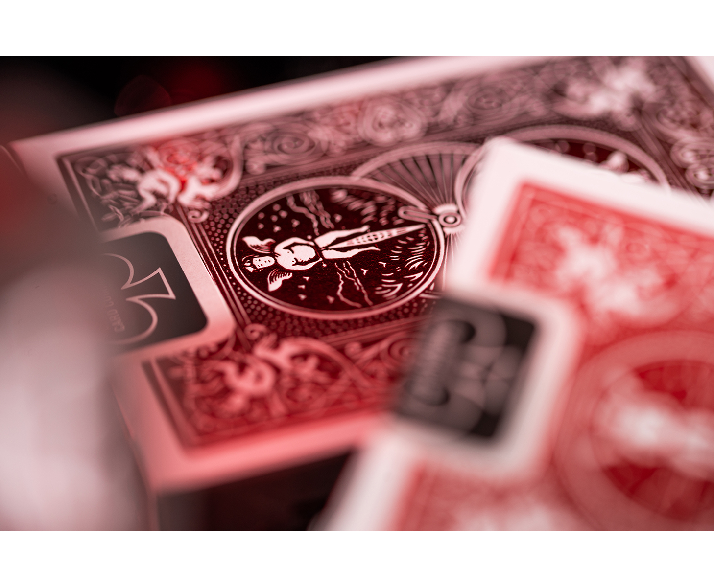 Spielkarten, mit detailliertem Nahaufnahme einer roten Karte. Fokus auf einer Frauenillustration.