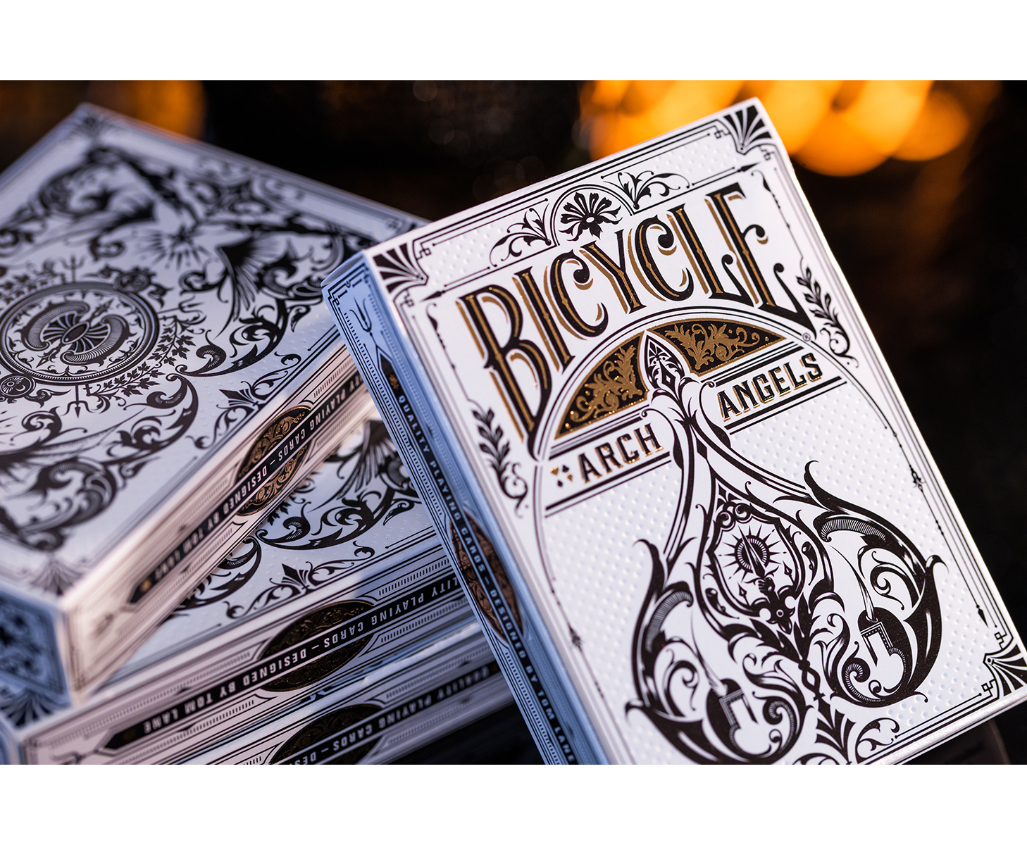 Nahaufnahme des Bicycle Angels Kartenstapels. Weißes und goldenes Design.