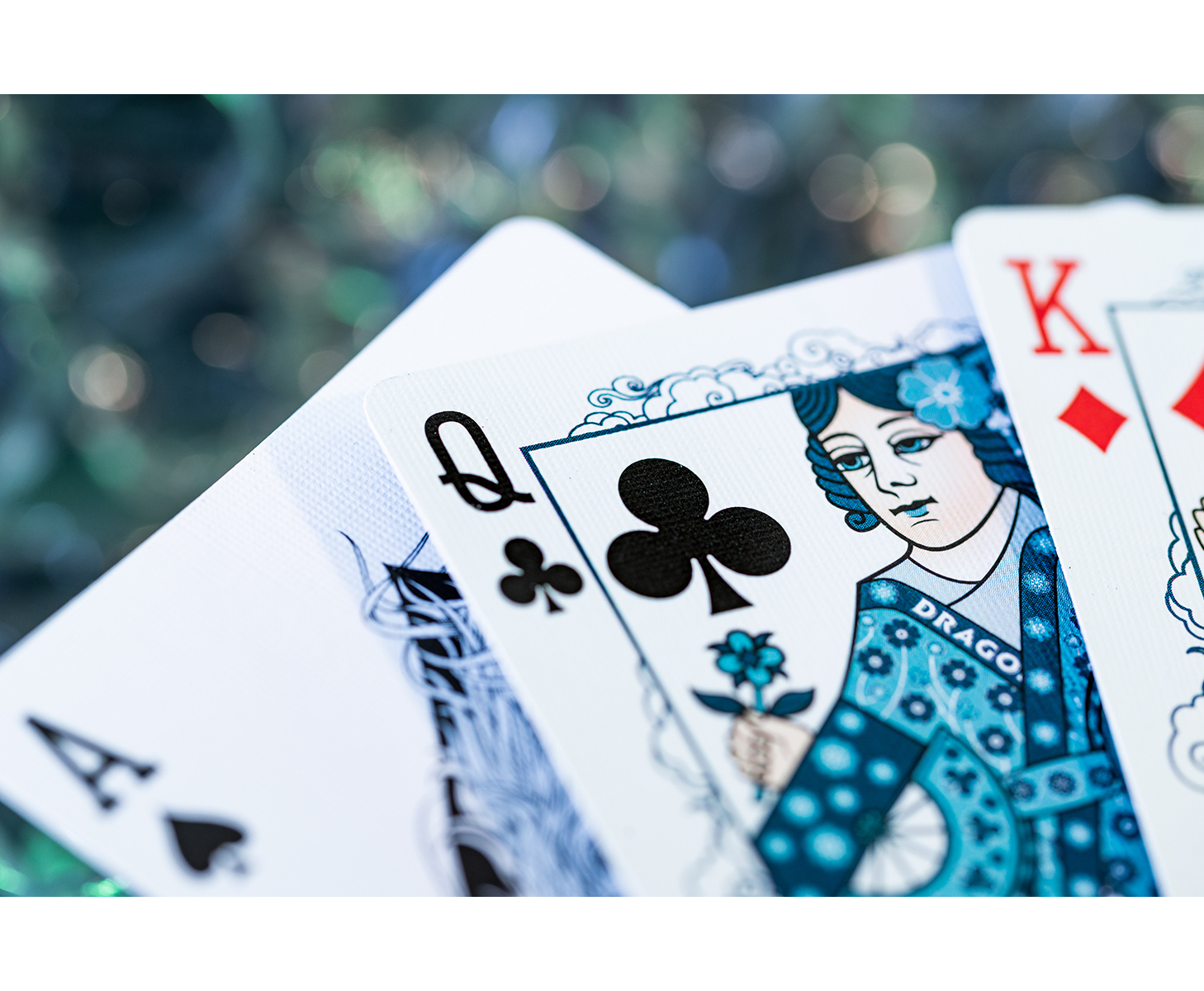 Nahaufnahme von Spielkarten, die die Kreuz-Dame, das Pik-Ass und den Karo-König zeigen.