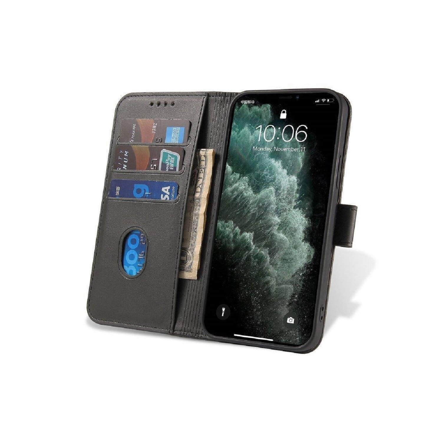 Schwarzes Telefon in einer Brieftasche mit Kreditkarten, Bargeld und der auf dem Bildschirm angezeigten Uhrzeit.