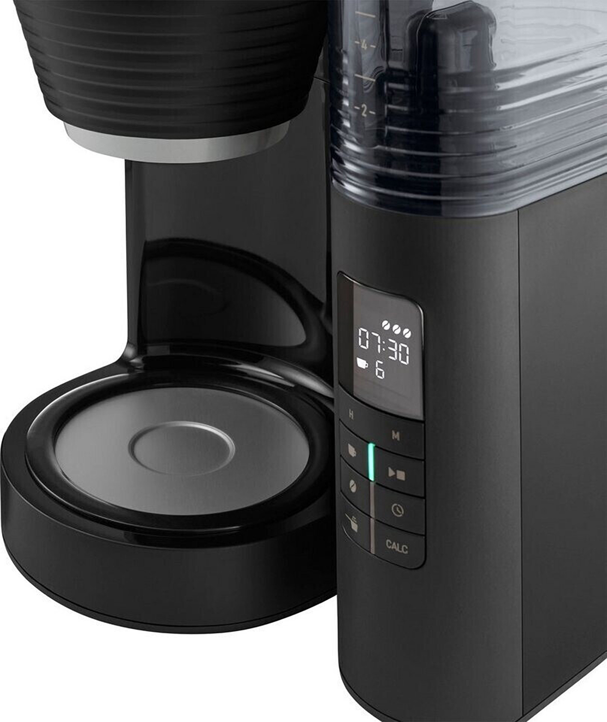 Czarny ekspres do kawy z cyfrowym wyświetlaczem czasu i ustawień, z przyciskami sterowania z boku.