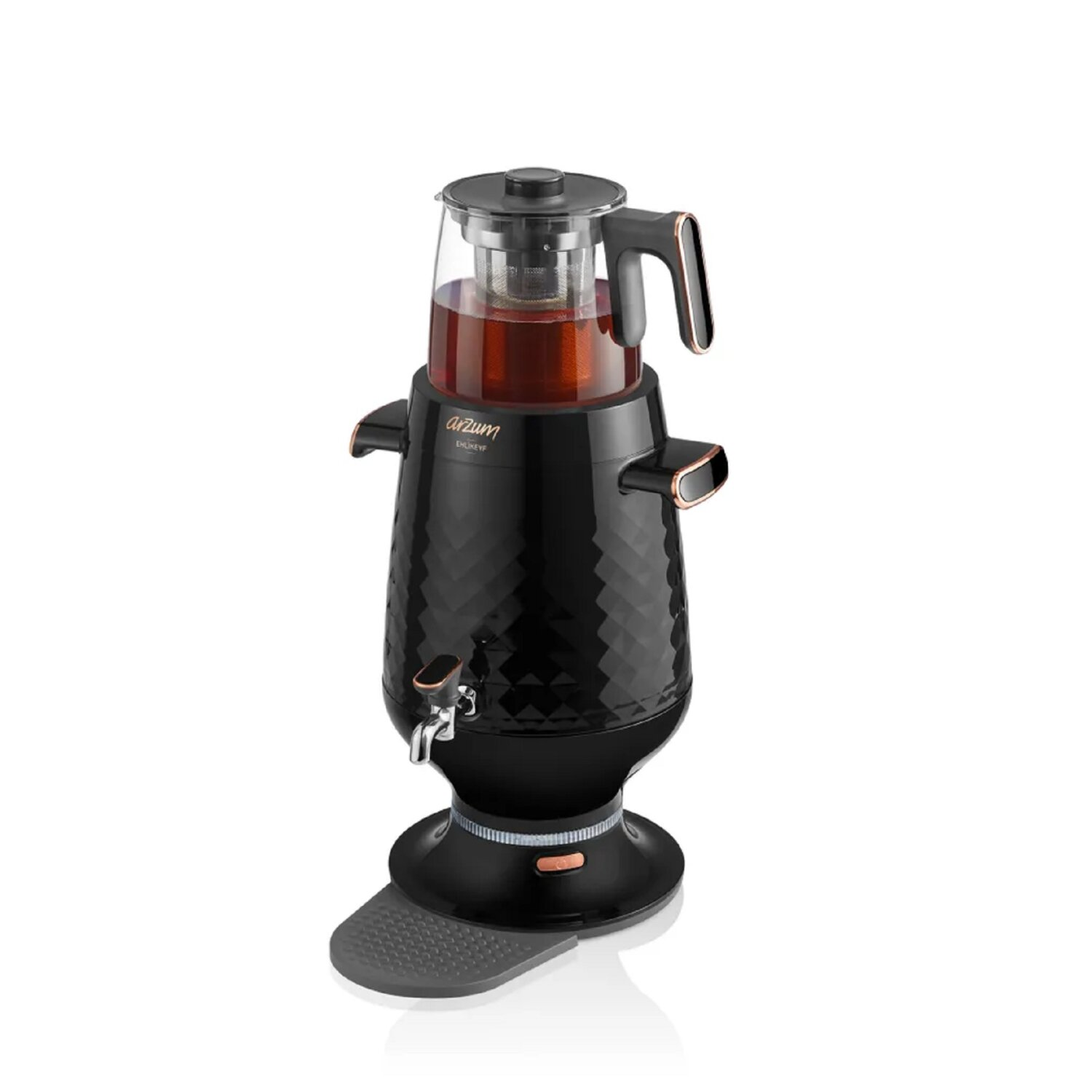 Çay dolu cam üstlü siyah bir çay makinesi. Bir tutacağı ve musluğu var.