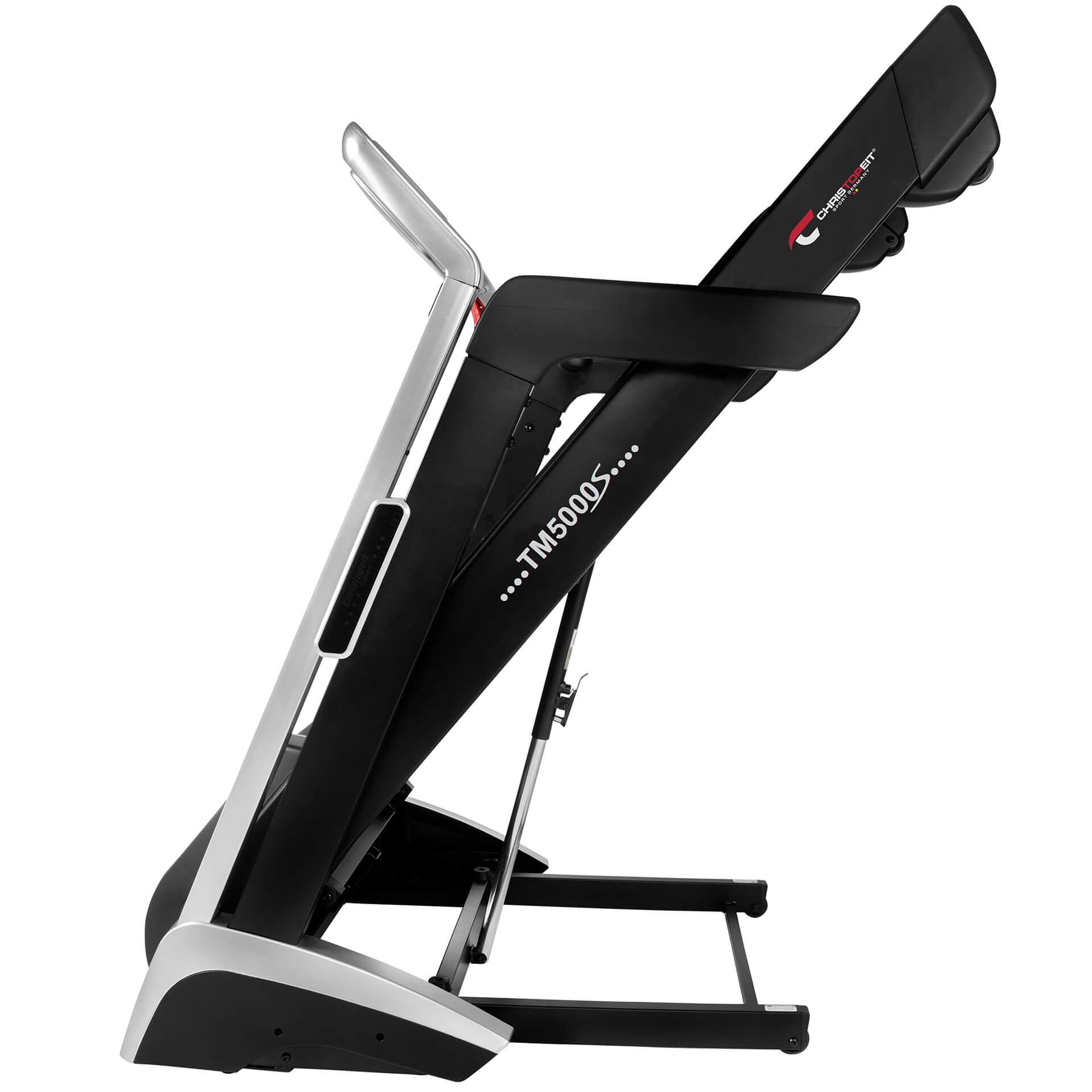 Laufband in einem Fitnessstudio, schwarz und silber, zusammengeklappt. Der Hintergrund ist weiß.