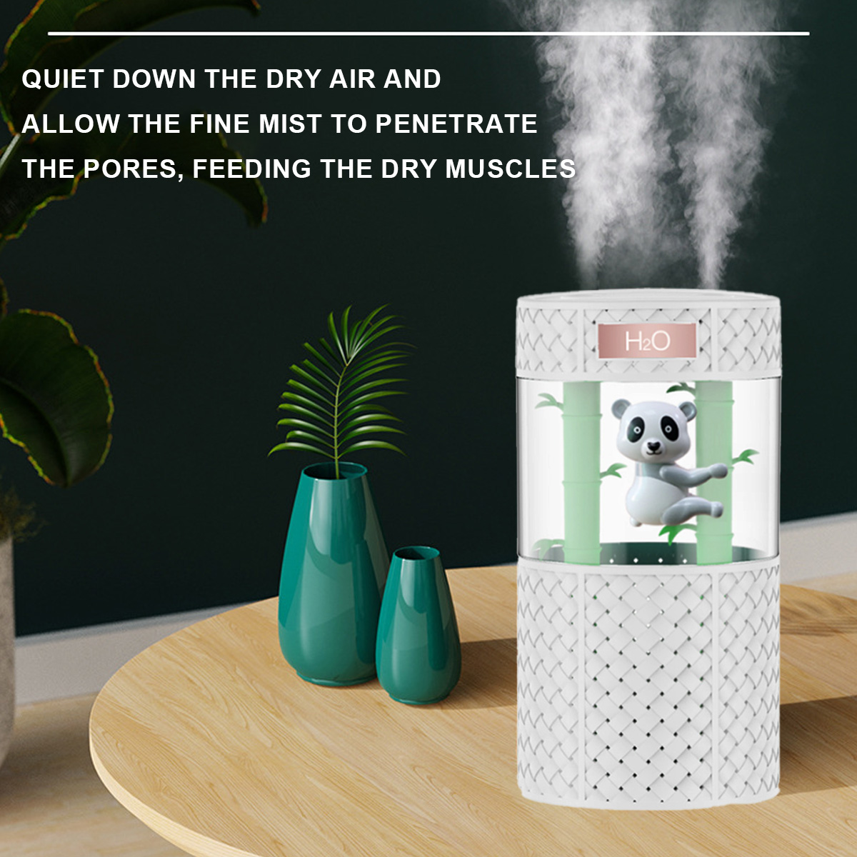 Weißer Luftbefeuchter mit Panda-Figur, Nebel und zwei grünen Vasen auf Holztisch.