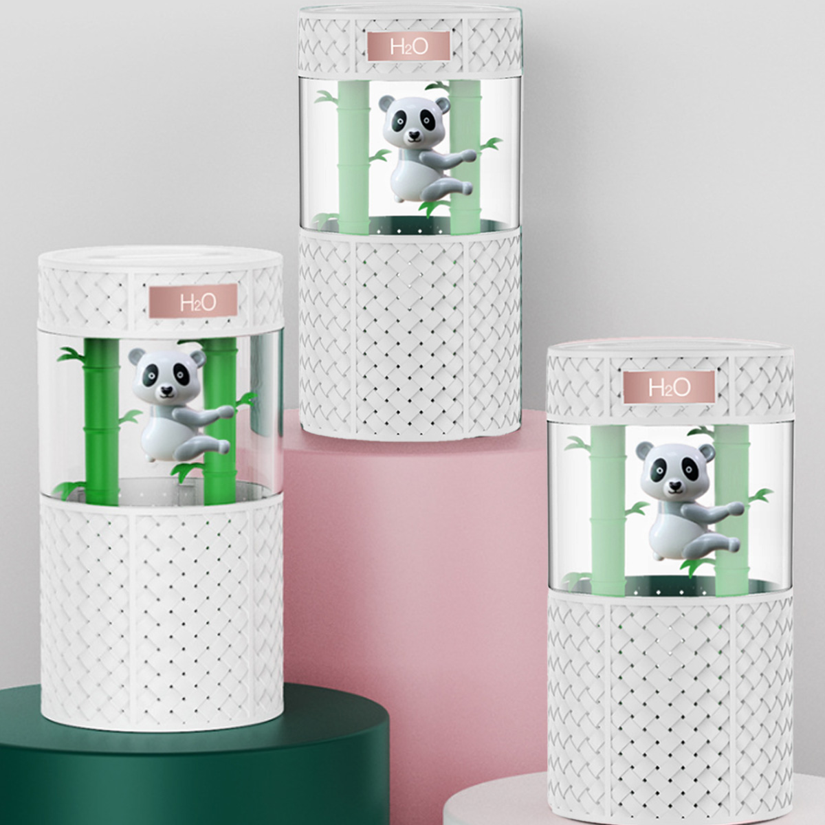 Drei panda-förmige Luftbefeuchter mit Wasser. Sie sind weiß und grün, mit einem Panda im Inneren.