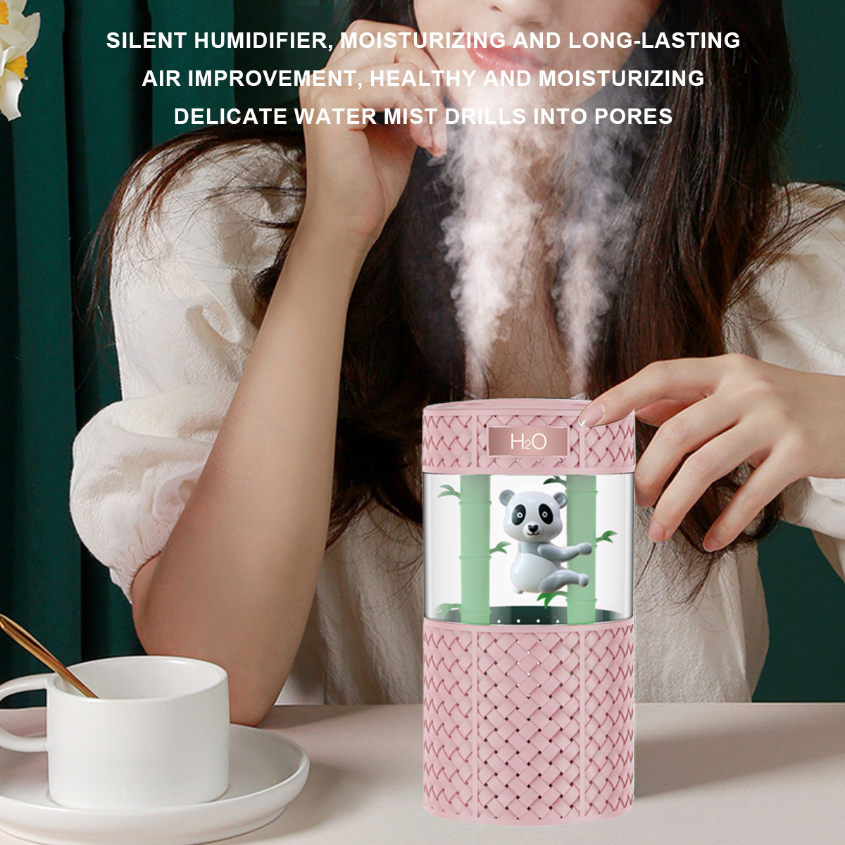 Frau benutzt einen rosa Luftbefeuchter mit Panda, Wassernebel.