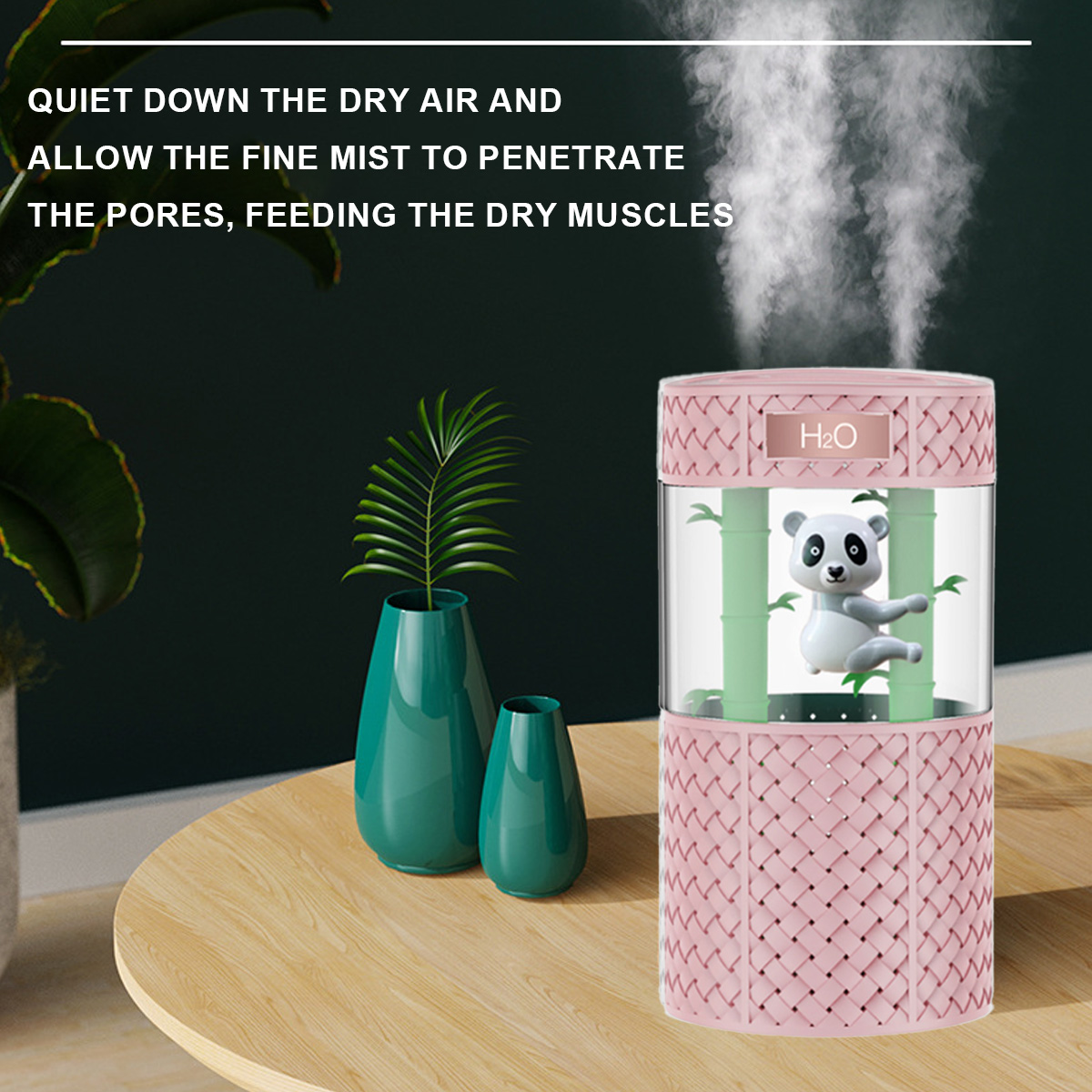 Rosa Luftbefeuchter mit Panda, Bambus und Wasserdampf. Grüne Vasen auf einem Holztisch.