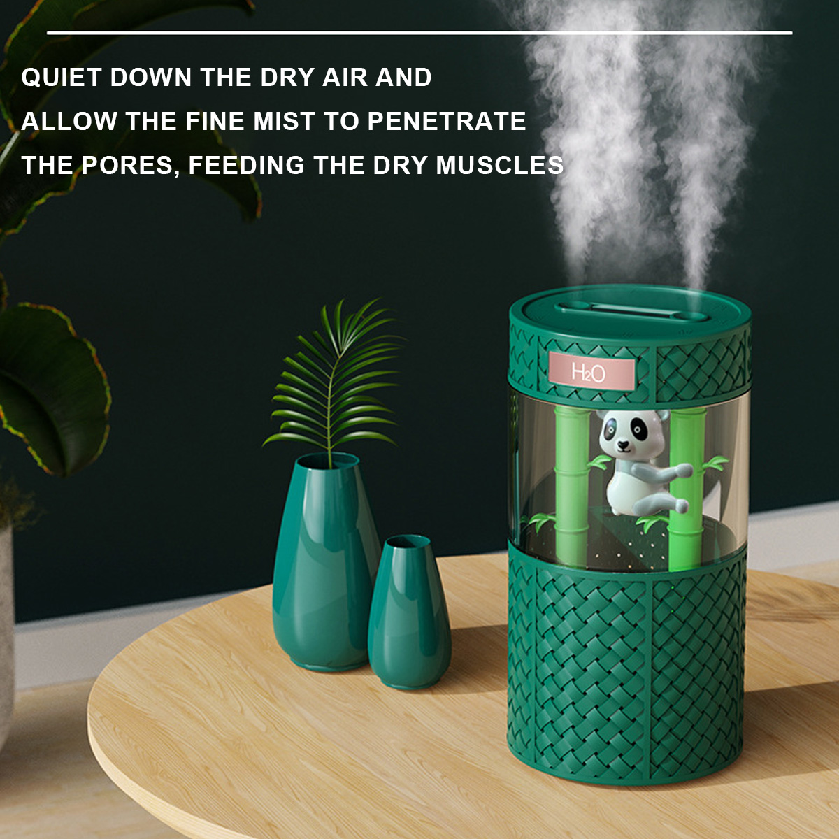 Grüner Luftbefeuchter mit Panda und Bambus. Zwei teal Vasen auf Holztisch. Weißer Nebel kommt aus dem Befeuchter.