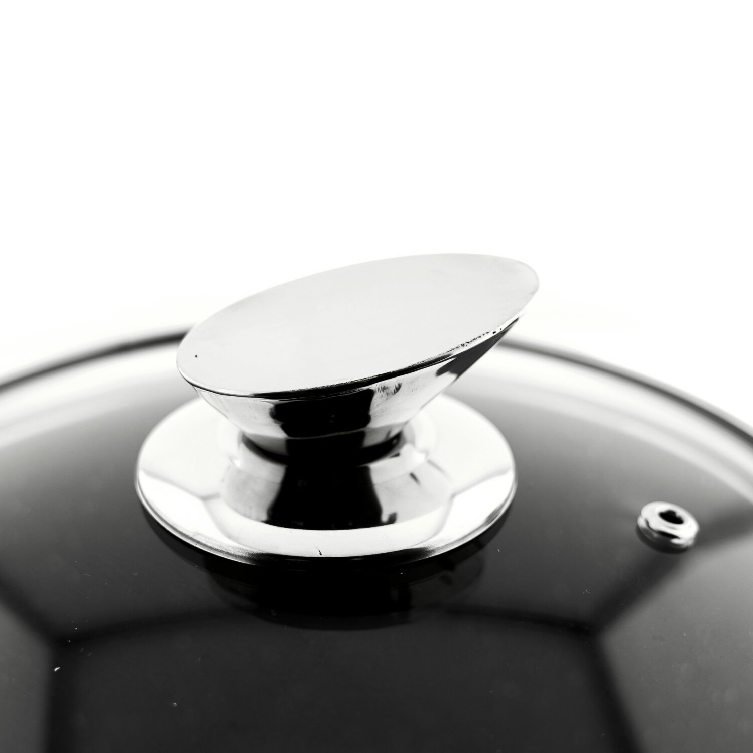 Topfdeckel mit silbernem Griff. Der Deckel ist schwarz und aus Glas.