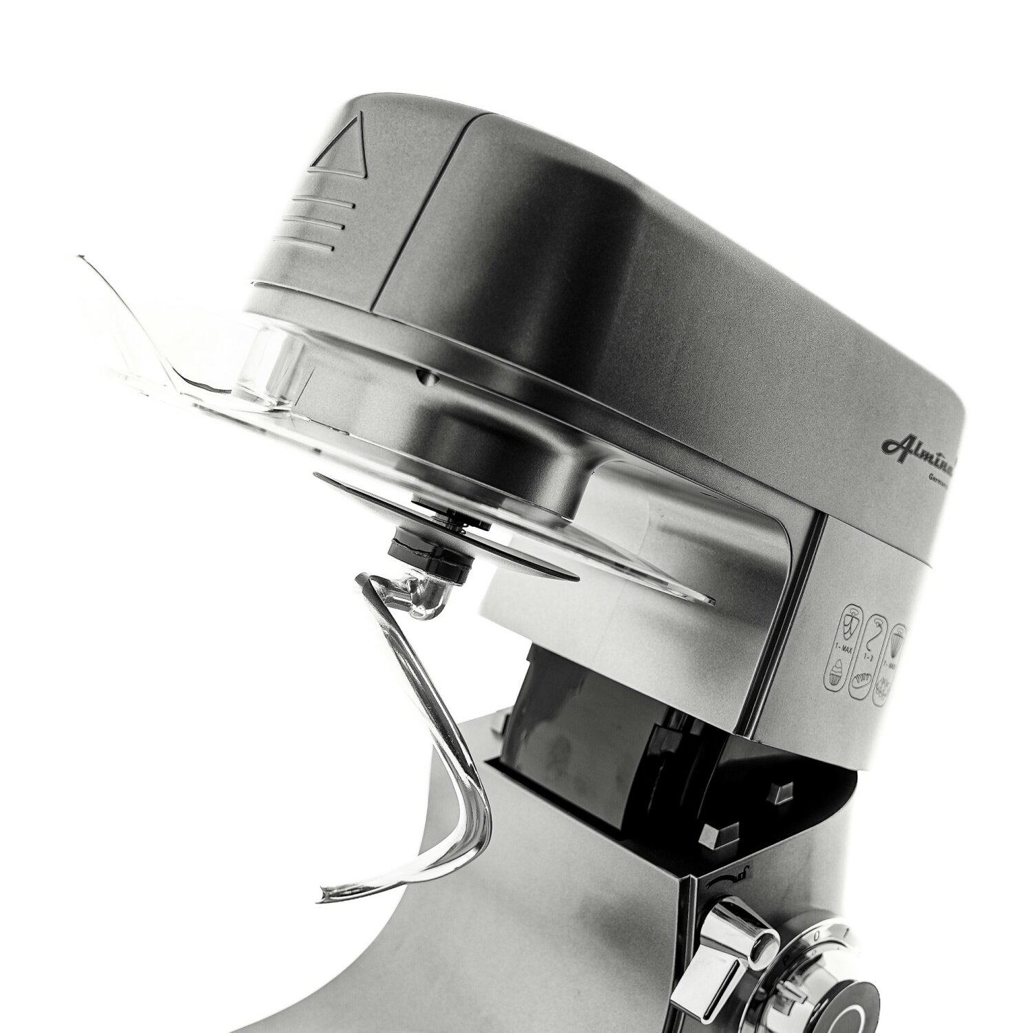 Ein Graustufenbild eines Küchenmixers. Der Mixer ist angewinkelt und zeigt das Messer und den Motor.