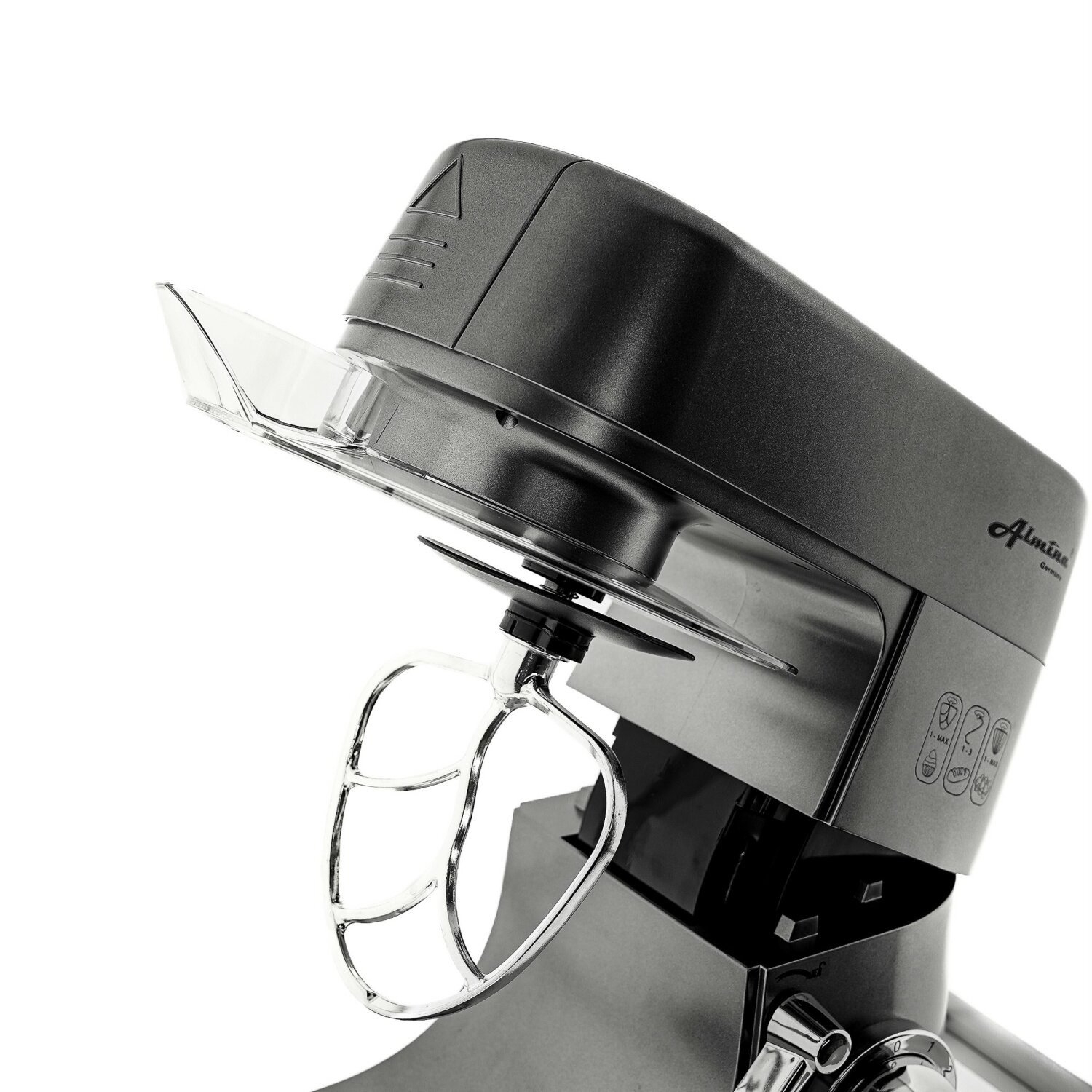 Grauer Küchenmixer mit transparentem Spritzschutz, Chrom-Schneebesen und weißem Hintergrund.