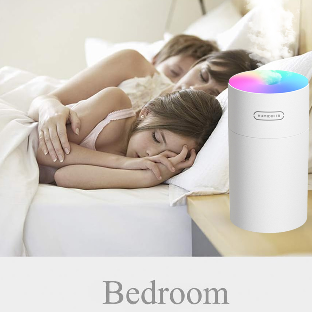 Schlafzimmer: Paar schläft, Luftbefeuchter mit farbwechselndem Licht.
