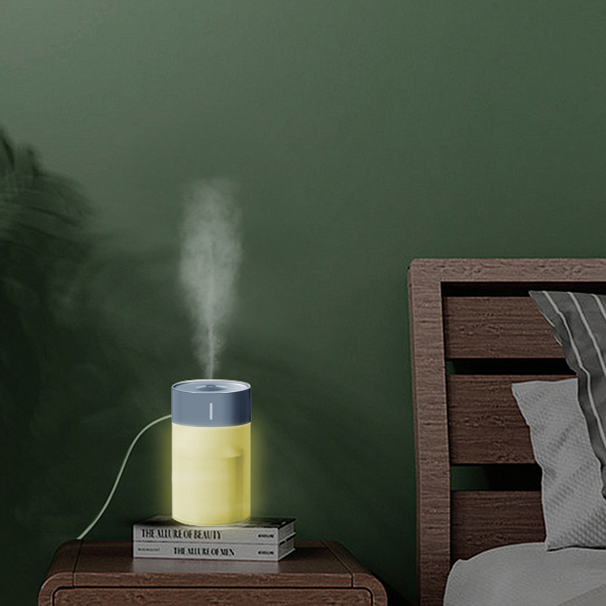 Ein Luftbefeuchter auf einem Nachttisch. Rauch kommt heraus, ein Bett im Hintergrund.