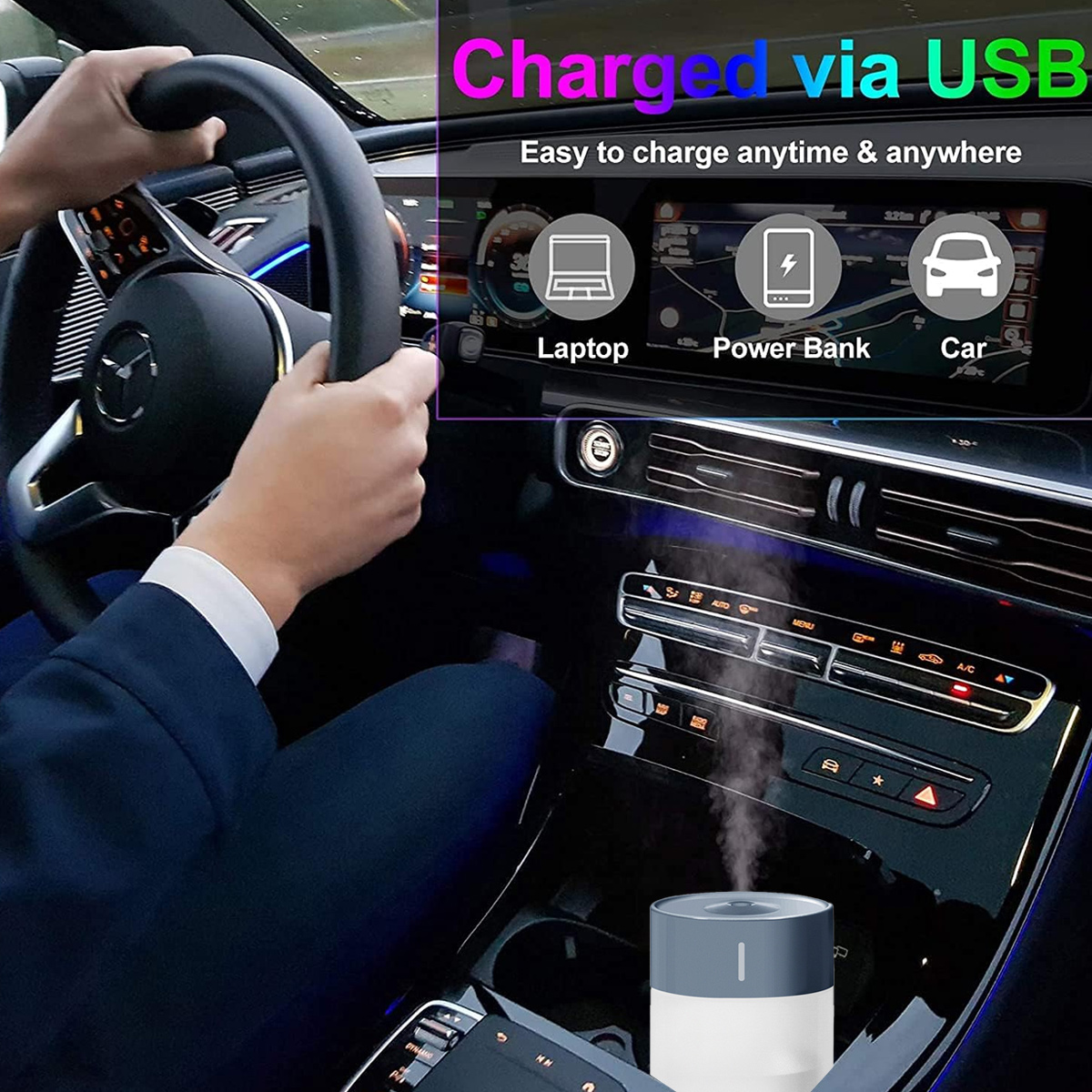 Eine Person fährt Auto. Im Getränkehalter befindet sich ein Luftbefeuchter. Der Bildschirm zeigt USB-Aufladung an.