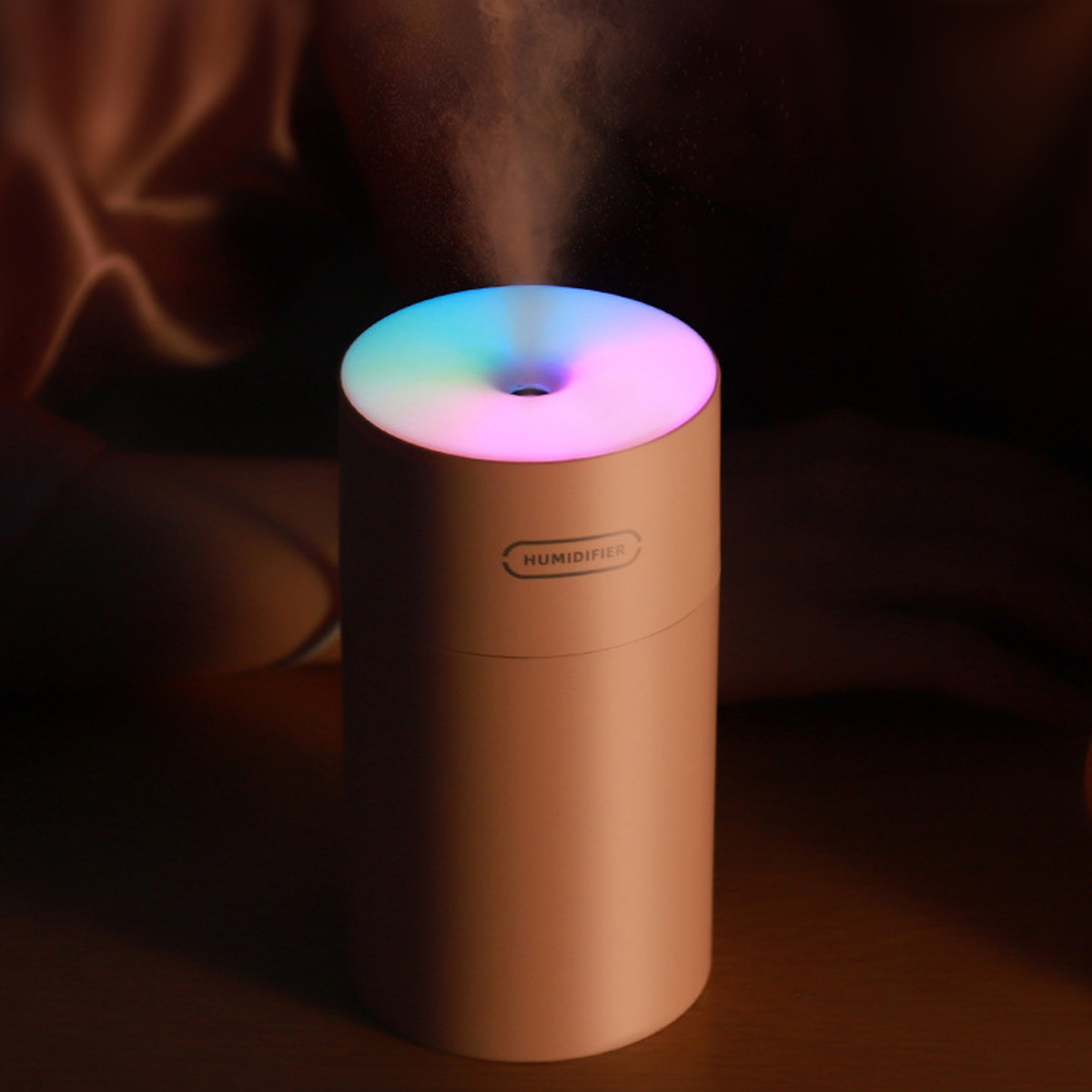Ein brauner Luftbefeuchter mit farbigem Licht oben, mit dem Wort 'HUMIDIFIER'.