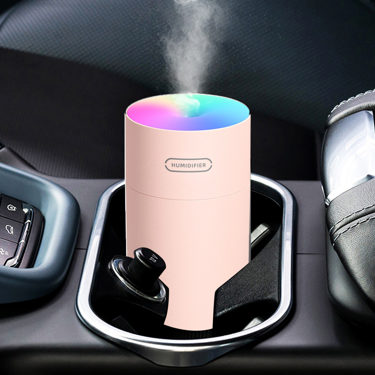Ein rosa Luftbefeuchter im Getränkehalter eines Autos, mit 12V-Stecker, der farbigen Dampf abgibt.