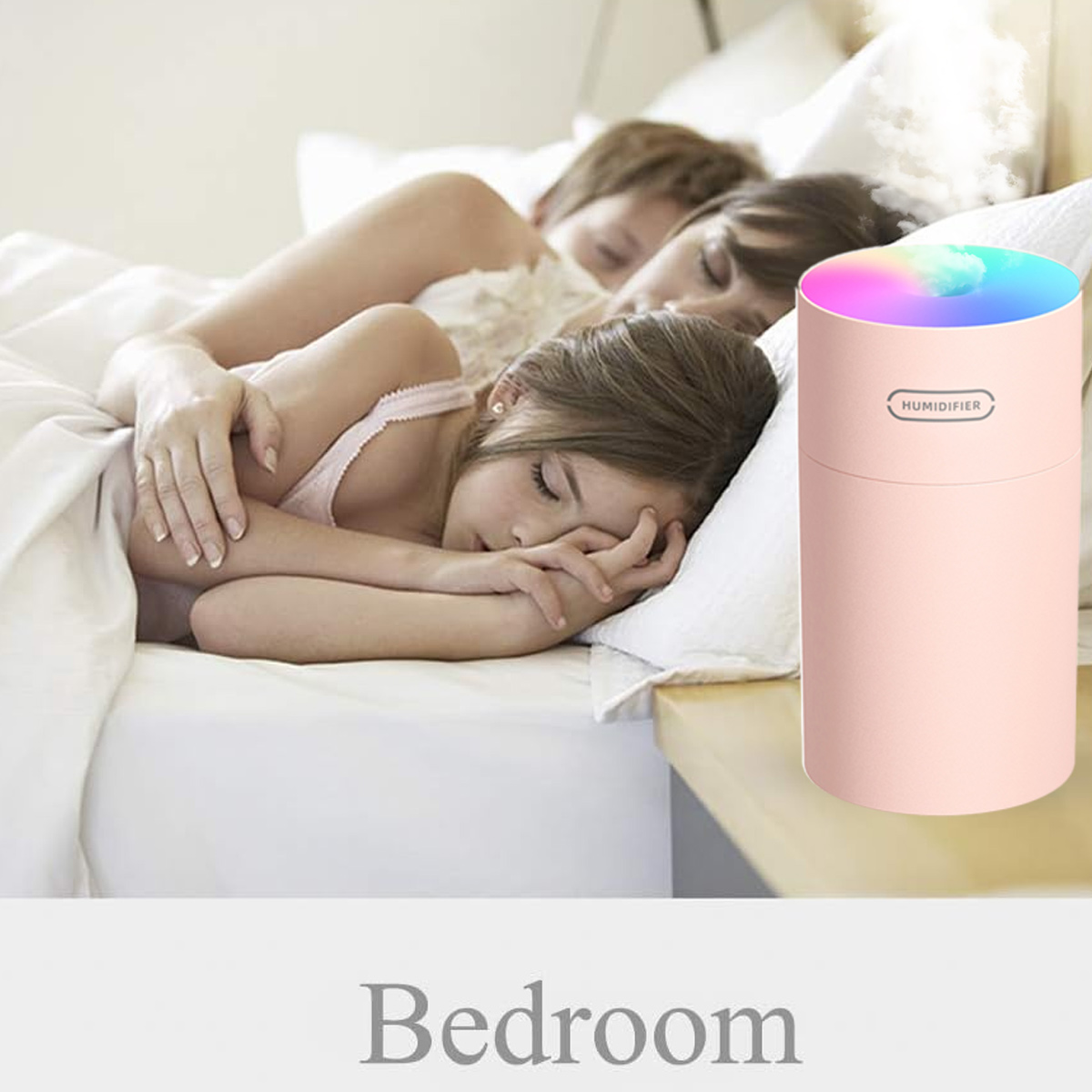 Rosa Luftbefeuchter im Schlafzimmer. Menschen schlafen im Bett. Luftbefeuchter hat buntes Licht oben.