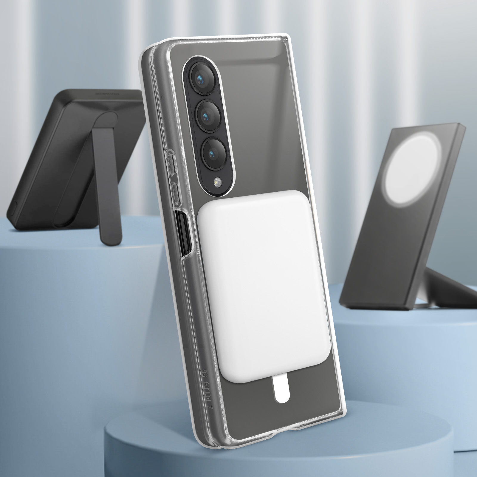 Telefono in una custodia trasparente con un accessorio di ricarica. Il telefono è su un supporto. Lo sfondo è blu.