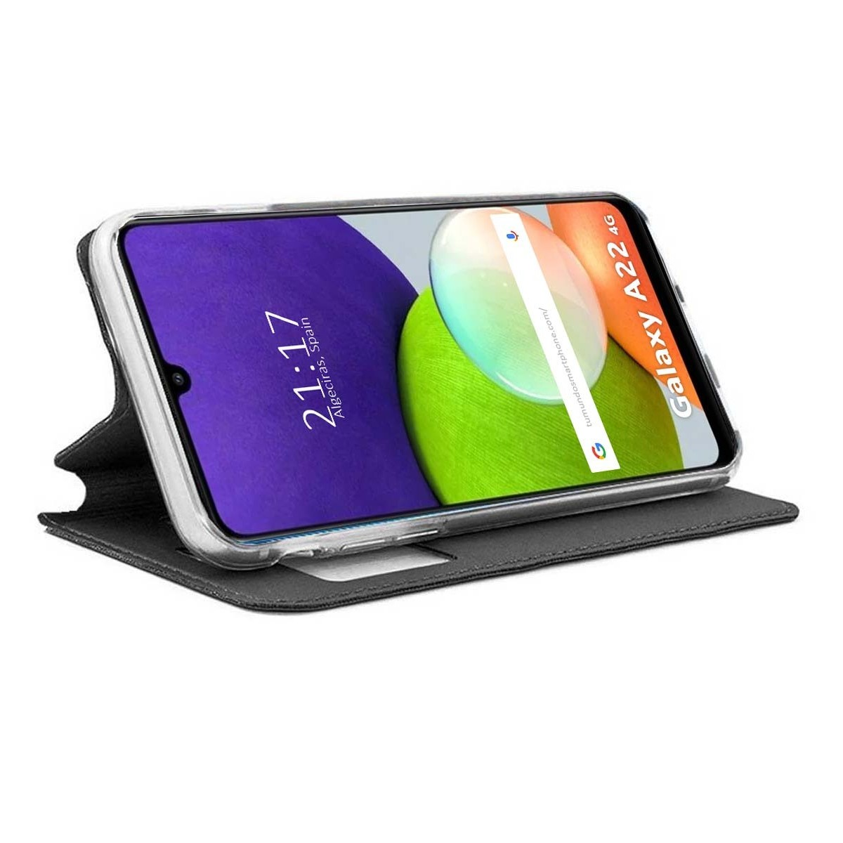 Un teléfono que muestra la hora está abierto en una funda tipo cartera negra.