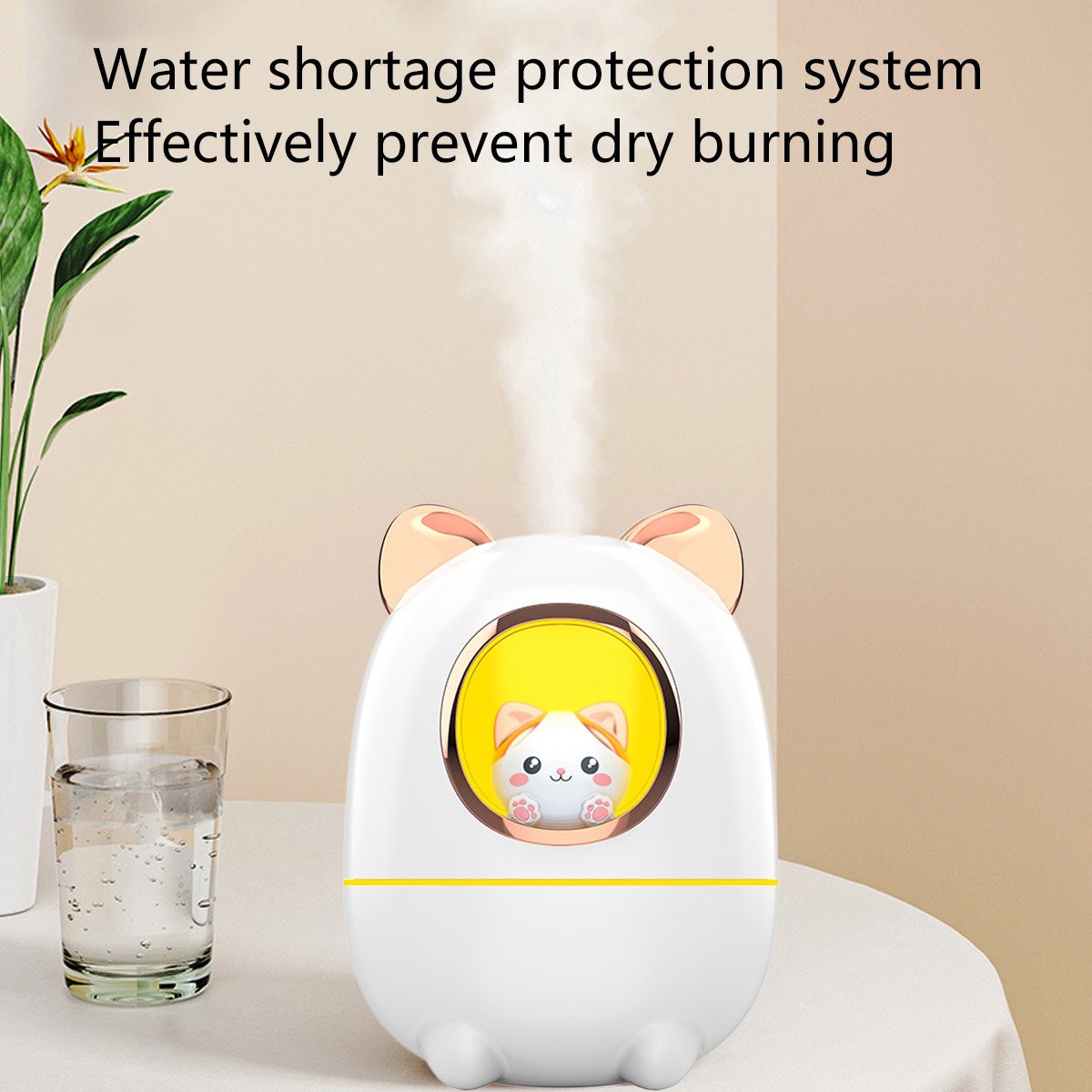 Ein weißer Luftbefeuchter mit katzenförmiger Oberseite und ein Glas Wasser auf einem Tisch.