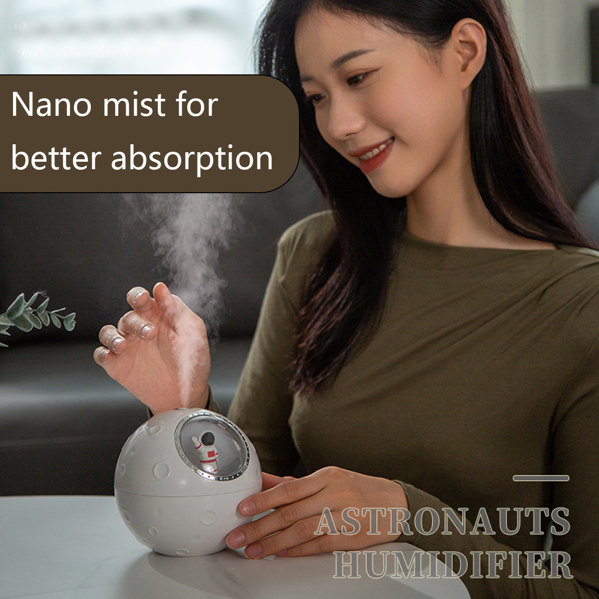 Eine Frau benutzt einen Luftbefeuchter mit einem Astronauten darin, mit Text 'Nano-Nebel für bessere Absorption'.