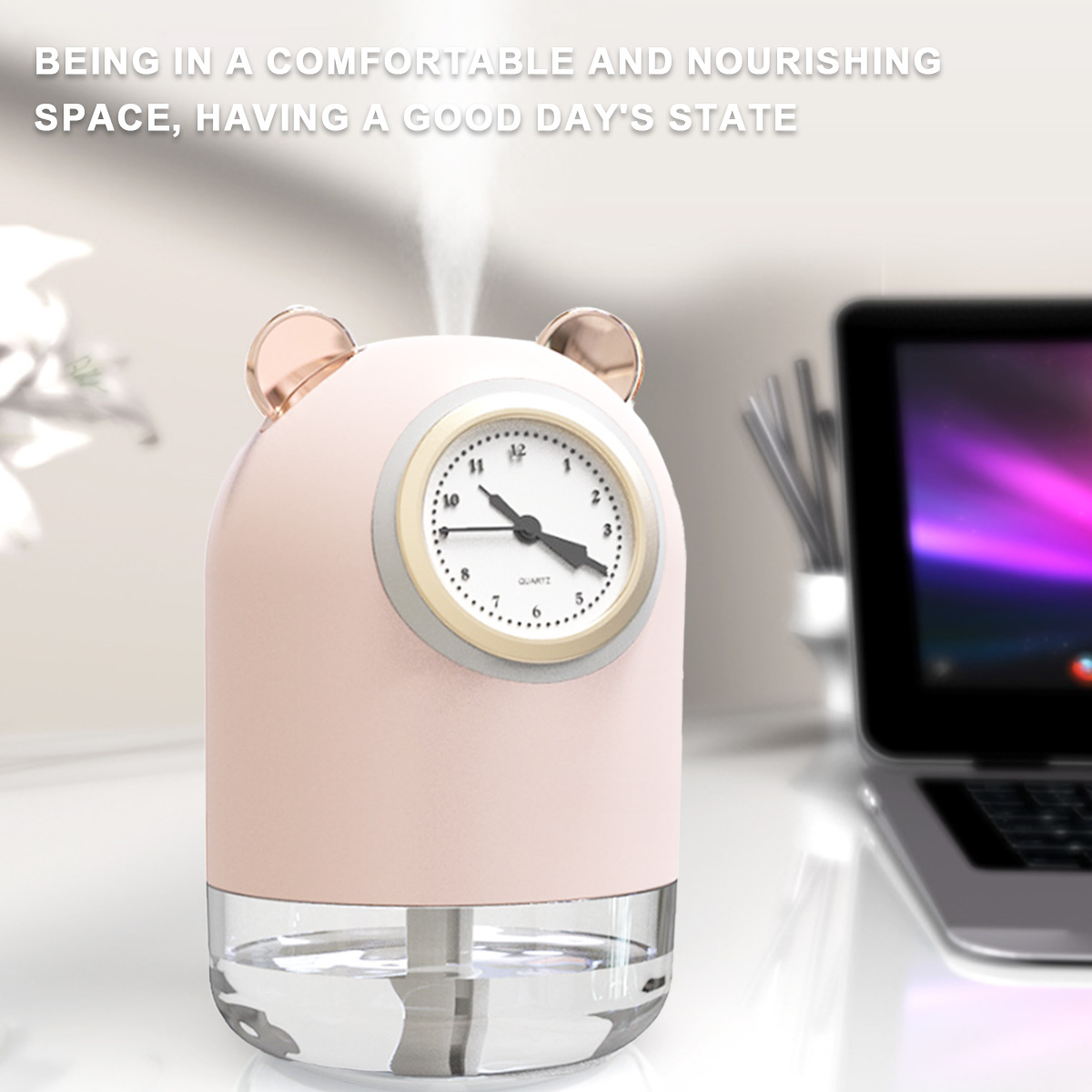Rosa uhrförmiger Luftbefeuchter, zeigt die Zeit, mit Laptop im Hintergrund auf dem Schreibtisch.