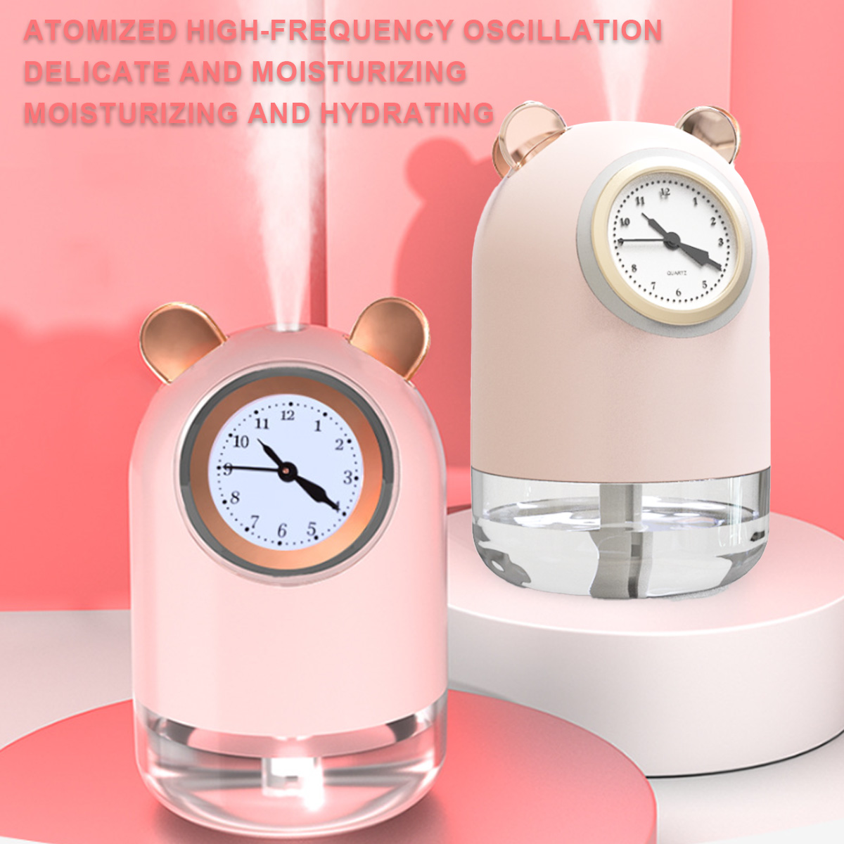 Rosa Luftbefeuchter mit Ziffernblatt und Bärenohren, der Dampf abgibt. Textüberlagerungen bewerben seine Funktionen.