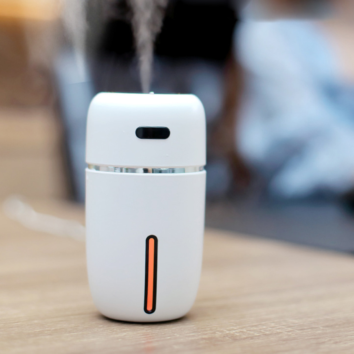 Ein Smartphone auf einem Holzständer, dessen Bildschirm ein grün-weißes Design zeigt.