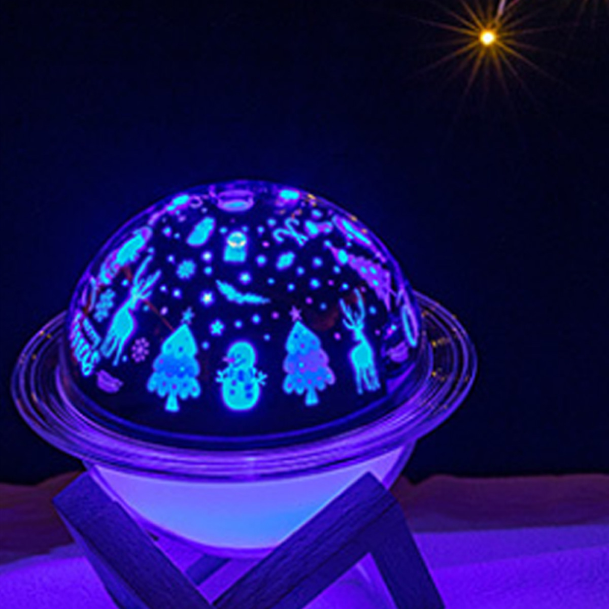 Planetarium-Projektor. Es zeigt Weihnachtsbilder auf dunklem Hintergrund. Es hat einen Holzsockel.