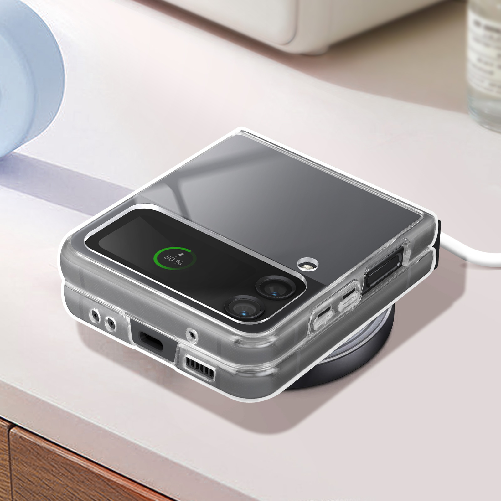 Custodia trasparente per telefono su caricabatterie wireless. Il telefono mostra l'80% di batteria.