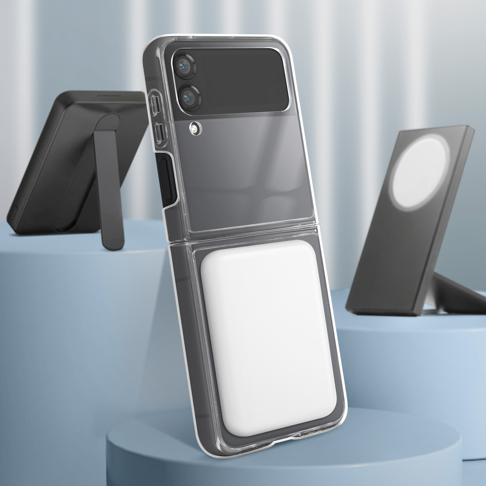 Telefono pieghevole in una custodia trasparente, con due supporti su una superficie blu.