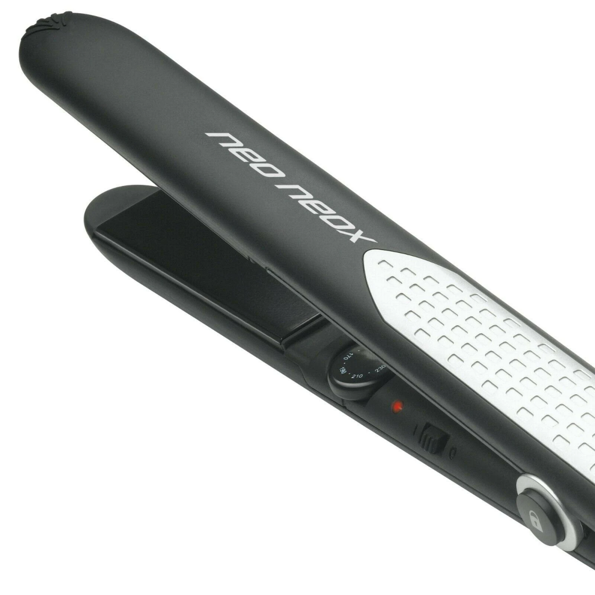 Piastra per capelli nera con testo bianco. Vista aperta.