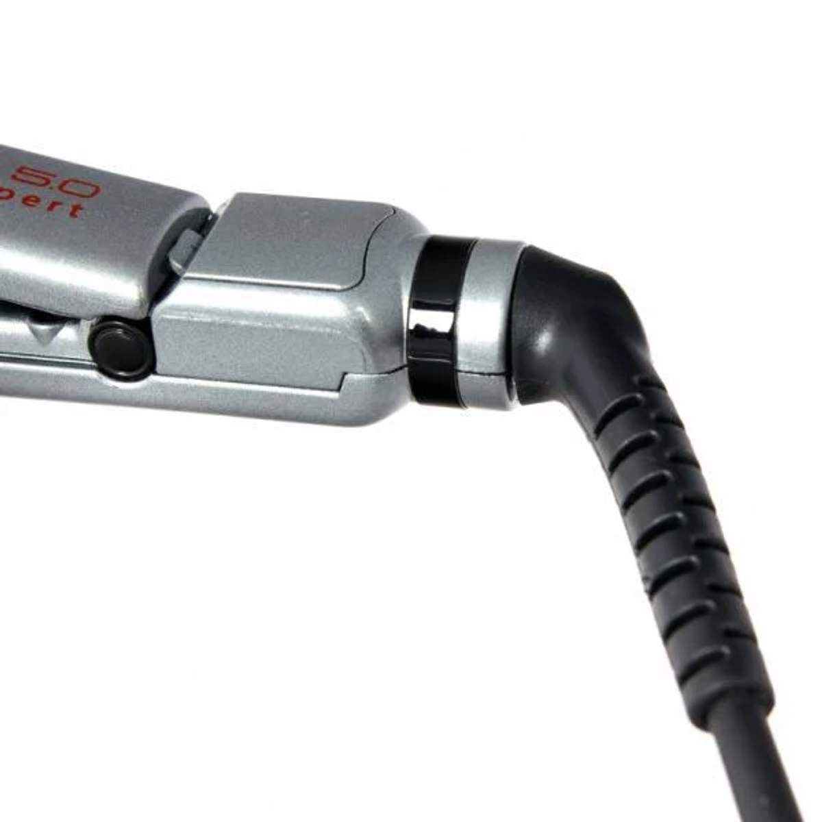 Srebrna prostownica do włosów na białym tle, pod kątem.