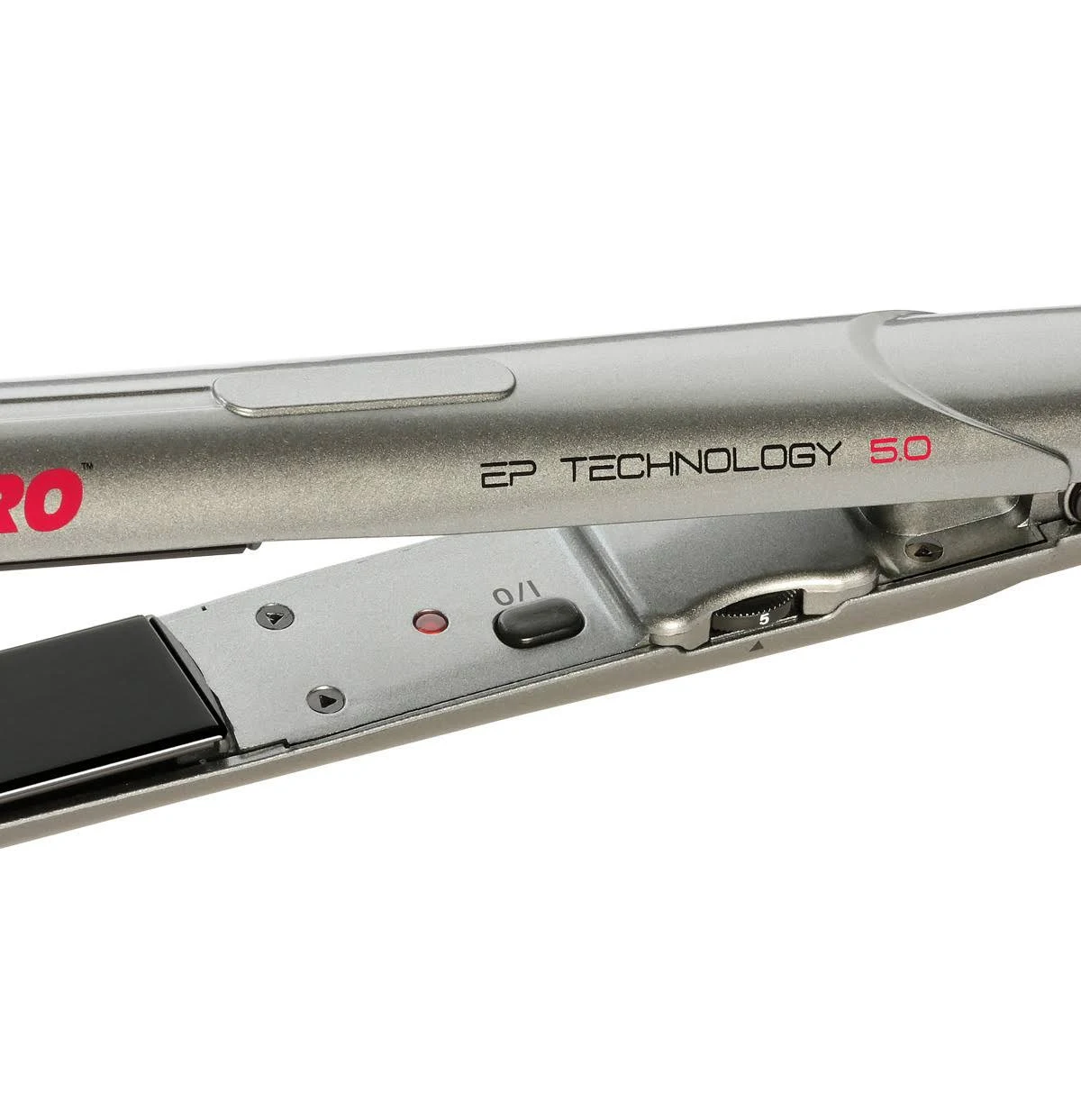 Zbliżenie prostownicy do włosów, srebrnej i czarnej. Widoczny jest tekst EP TECHNOLOGY 5.0.